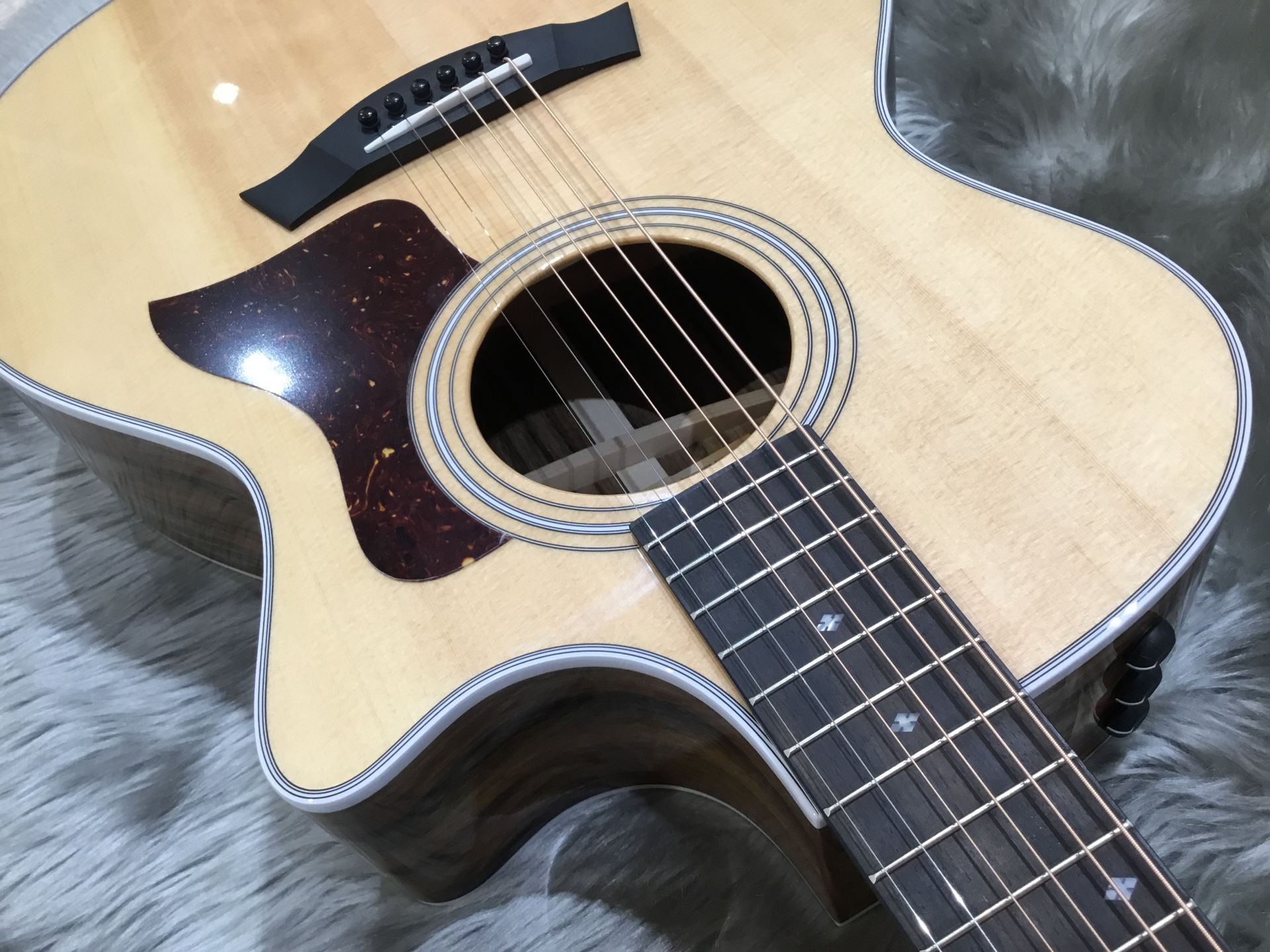 *世界が注目するTaylor V-Classシリーズが再入荷しました！ 入荷後またしてもすぐに売れてしまったTaylor 414ce RW V-Classに代わり オヴァンコールサイドバックの414ce V-Classが入荷！ ローズウッドと比べると明るく歯切れの良いサウンドが特徴です。 話題のV- […]