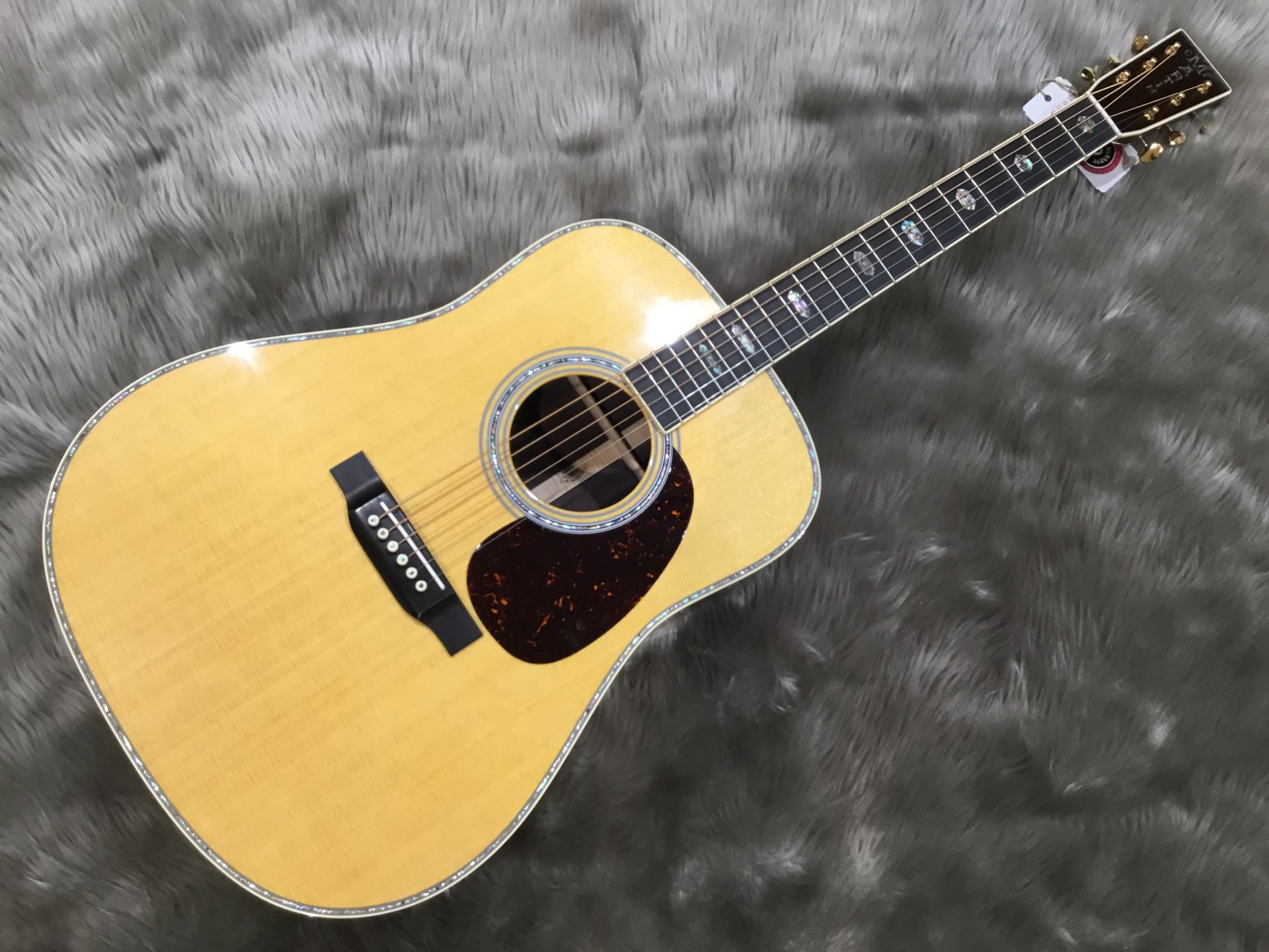 *Martin D-41 Standardが入荷！ 品薄が続くD-41がようやく岡山店に入荷しました！ D-45は欲しいけどなかなか手が届かない…という方に向けて作られたこちらのモデル。 装飾はさることながら、ボディの鈴鳴りが抜群です。 増税前の今、手に入れておくべき1本です！お早めに！ **憧れの […]