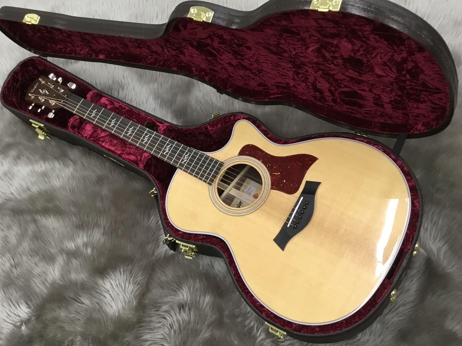 *世界が注目するTaylor V-Classシリーズが再入荷しました！ 入荷後すぐ売れてしまったTaylor 414ce RW V-Classが再々々入荷！ 次回入荷は未定です！ 気になっていた方はお早めに！ **新シリーズ『V-Class』とは？？？ [https://www.taylorguit […]