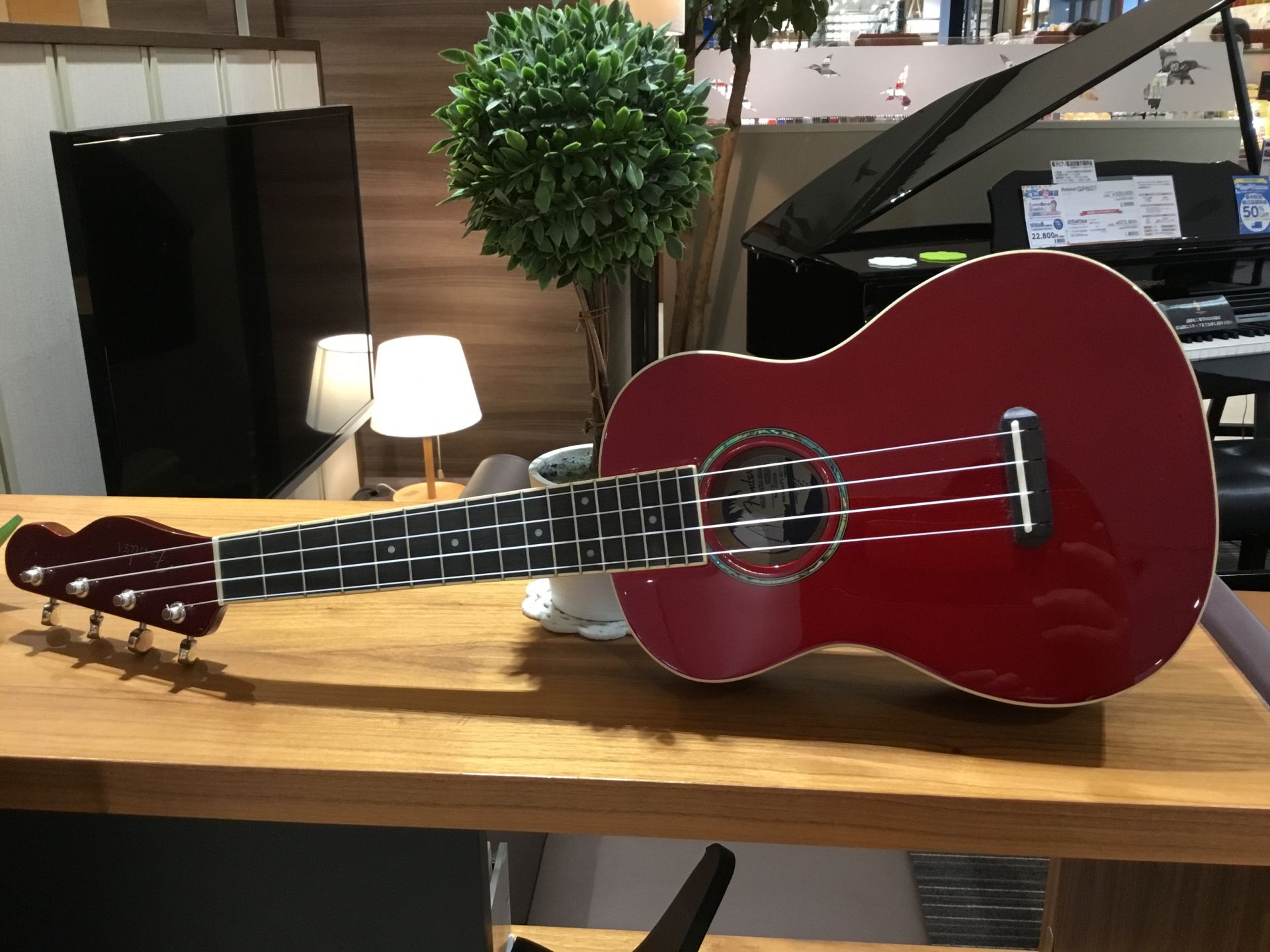 FenderのZuma Concert Uke Walnutが入荷しました！ 魅力的なカリフォルニア南部のビーチのように、Zuma Ukuleleはインスピレーションを与える楽器です。 今回はキャンディ・アップル・レッドを店頭にご用意しております！ **憧れの楽器がお得に買える！お得なショッピングク […]