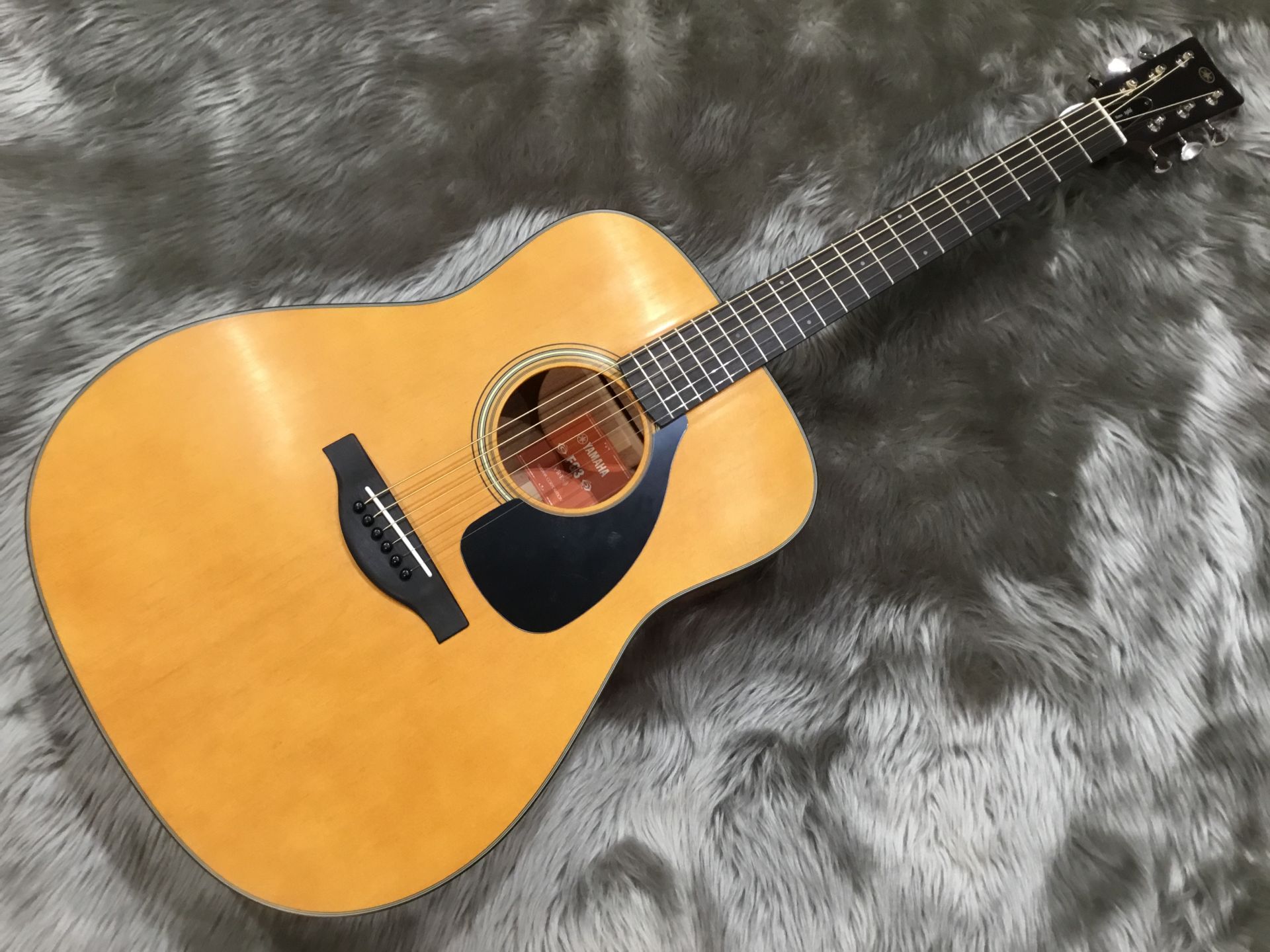 *話題の新製品、YAMAHA FG3が入荷しました！ 「赤ラベル」の通称で親しまれる「FG180」が発売された1966年から現在まで、 ヤマハのフォークギターはエントリーモデルからプロフェッショナなモデルまで幅広いラインアップを揃え、多くのプレイヤーから親しまれております。 今回登場した「FG/FS […]