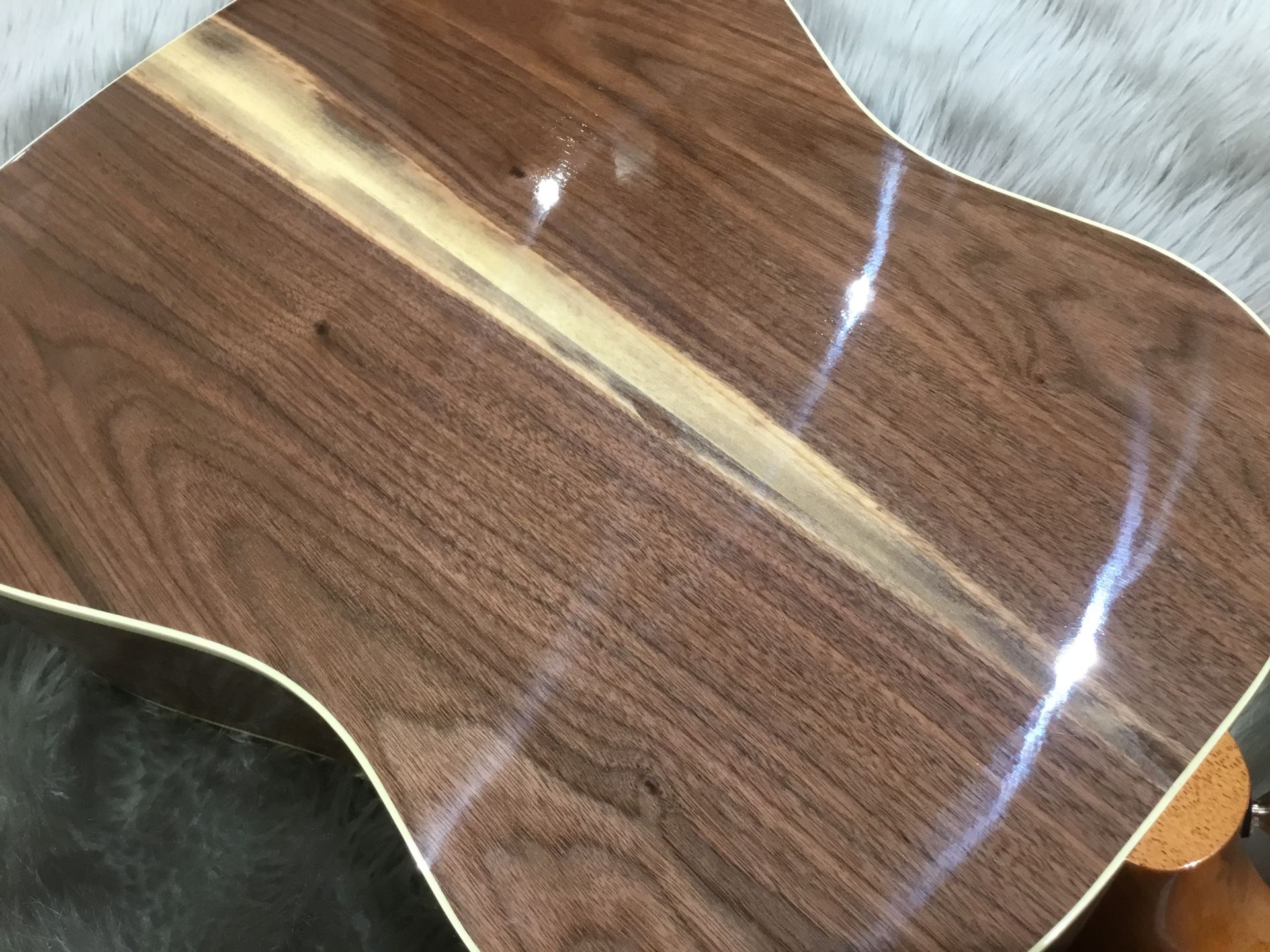 *Gibson J-45 Studio入荷しました！ 20万円以内で手に入る！お手頃なGibsonのギターが入荷しました！ 商品写真をご覧いただきますと分かるように、バックのウォルナット材にサップが入った個性的な1本です。 特徴的な杢目の光るこの一本、是非店頭にてお試しください！ **憧れの楽器がお […]