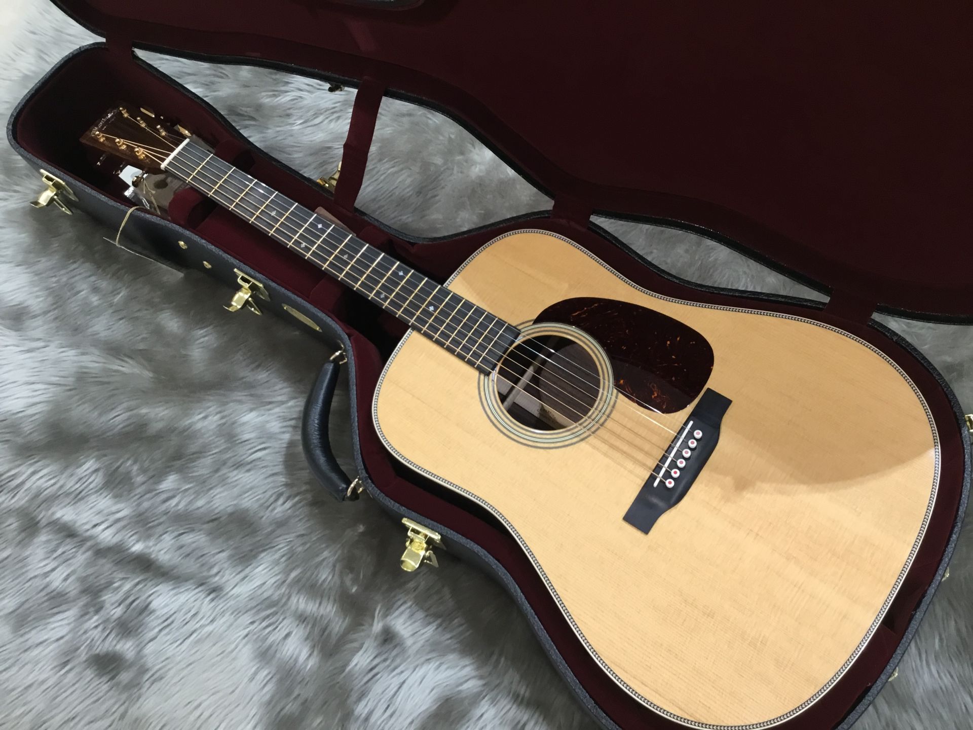 *Martin D-28 Modern Deluxe入荷！！ 2019年Winter NAMMショウで発表され、最も注目を集めたシリーズ。 サウンドメッセでも話題になり現在注目度No.1といっても過言ではありません。 チタニウム製トラスロッド、カーボンファイバーブリッジプレート、リキッドメタルブリッ […]