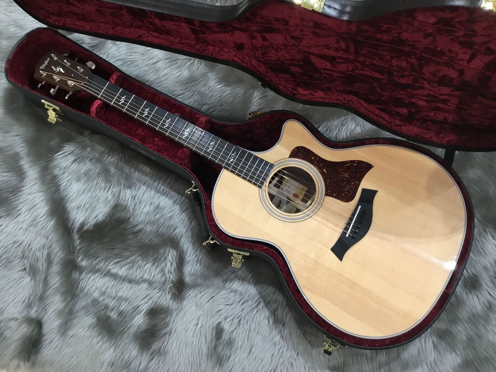 *大人気Taylor 414ce RW V-Classが再入荷！ |*品番|414ce Rosewood V-Class| |*メーカー希望小売価格|¥442,800| |*販売価格|[!¥354,240!]| その他、スペックや詳細写真、WEBからの購入申込み・お問い合わせなどは、ギタセレ内の商品 […]