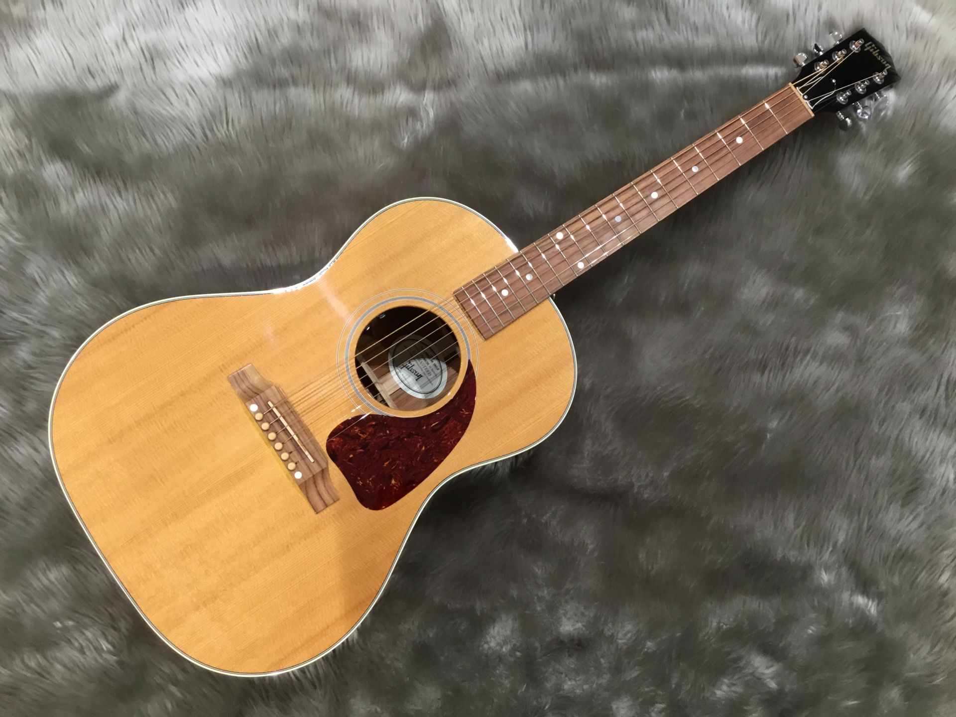 *小ぶりなボディで大人気！Gibson LG-2 American Eagle入荷しました！ |*品番|LG-2 American Eagle| |*メーカー希望小売価格|¥327,800| |*販売価格|[!¥229,460!]| その他、スペックや詳細写真、WEBからの購入申込み・お問い合わせな […]