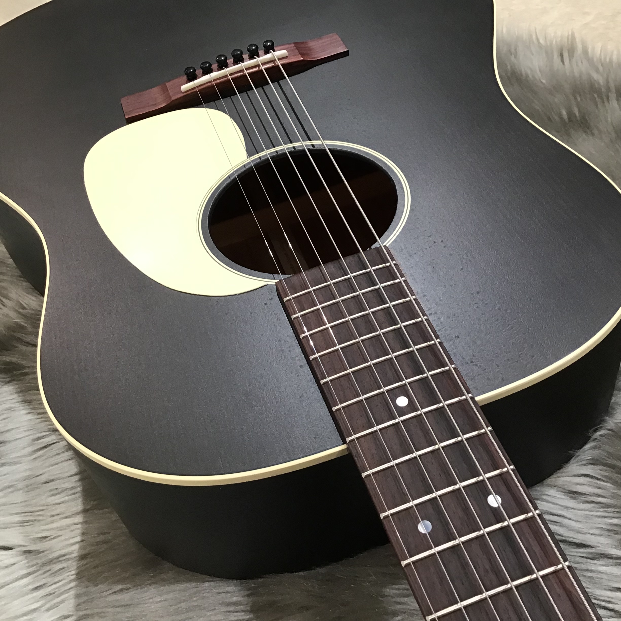 【アコースティックギター】渋い見た目と迫力の低音が魅力、Martin/DSS-17 Black Smoke入荷！