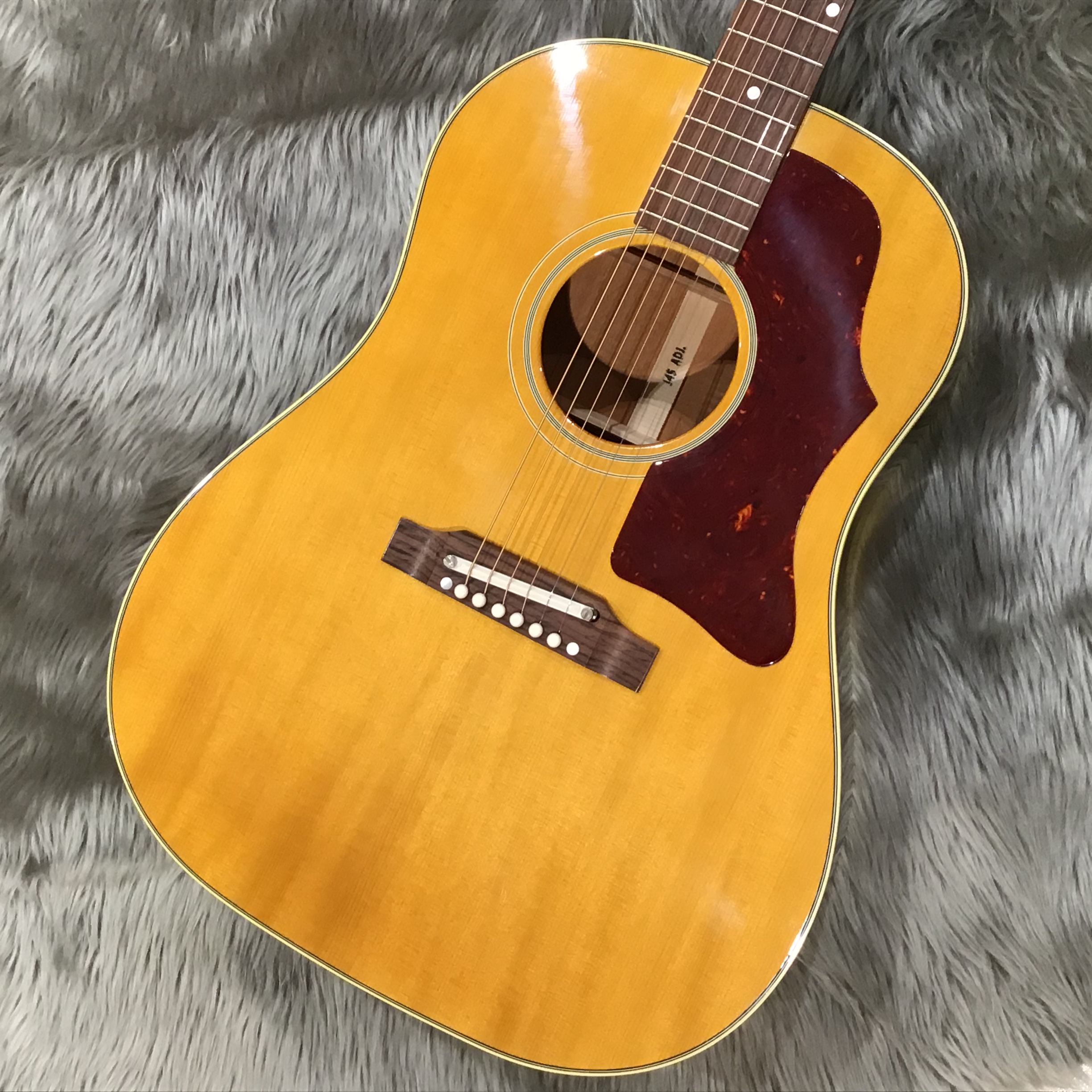 *Gibsonお手頃モデルJ-15とJ-50のような見た目の1960s J-45 ADJが入荷！ ***お手頃価格で即戦力となるJ-15と、抜群の鳴りのJ-45が入荷！ |[!外出を控えられているお客様へ!]]]当店では、現在アルコール消毒などを施し最善を尽くしておりますが、ご来店いただかなくても、 […]