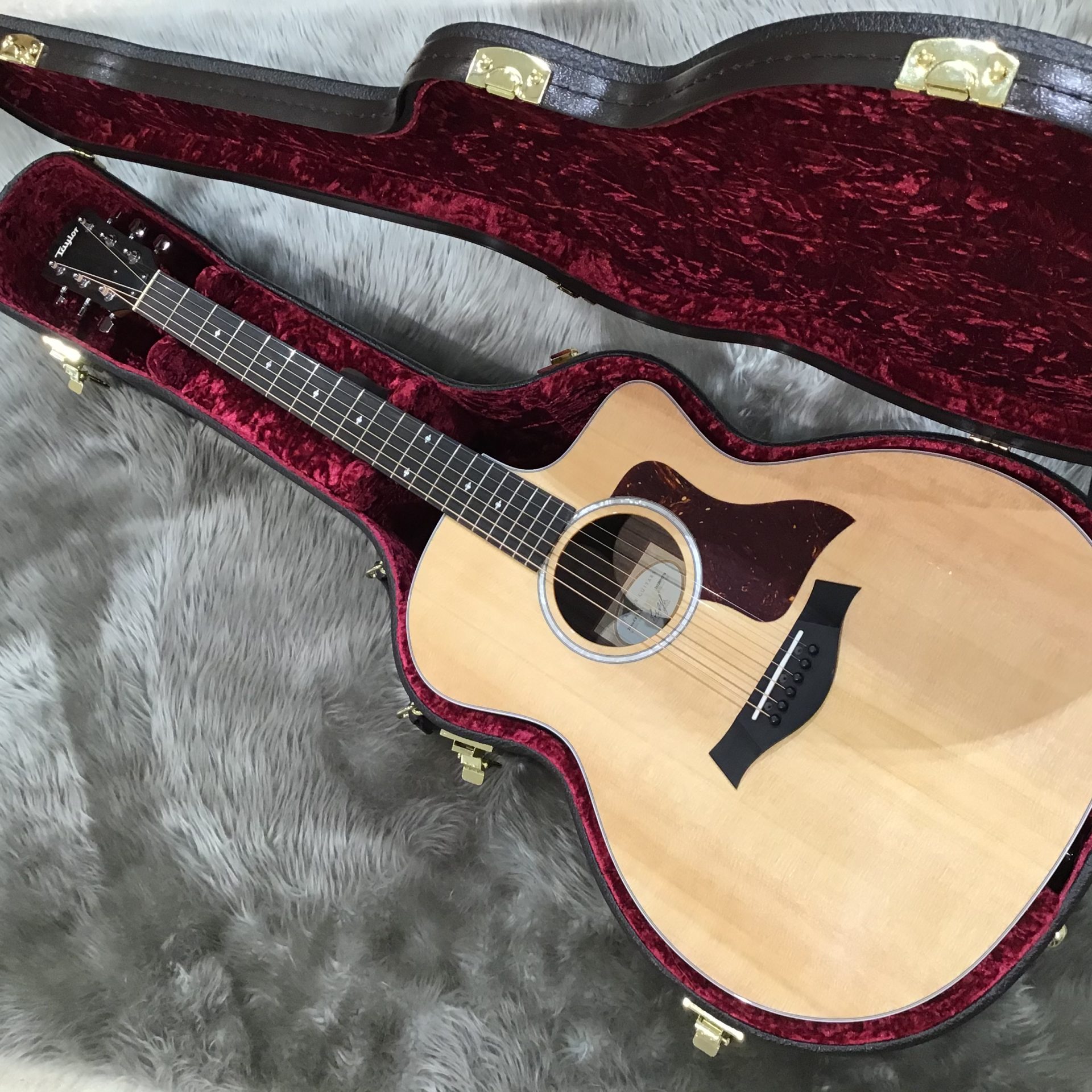 【アコースティックギター】Taylor(テイラー)214ceのお買い得特価品が入荷！