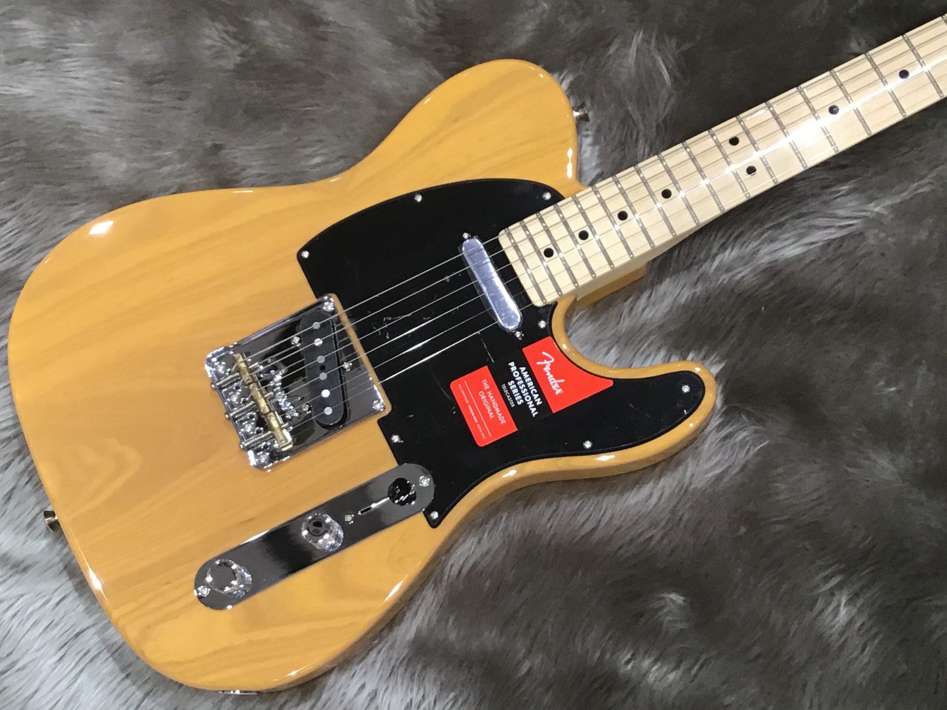 *Fender（フェンダー） AMERICAN PROFESSIONAL TELECASTER　Butterscotch Blonde　入荷しました！ フェンダーを導いてきた、「ミュージシャンにより良い人生を」という明白でシンプルなひとつの理念の一つの形といっても過言ではないシリーズが、「AMERI […]