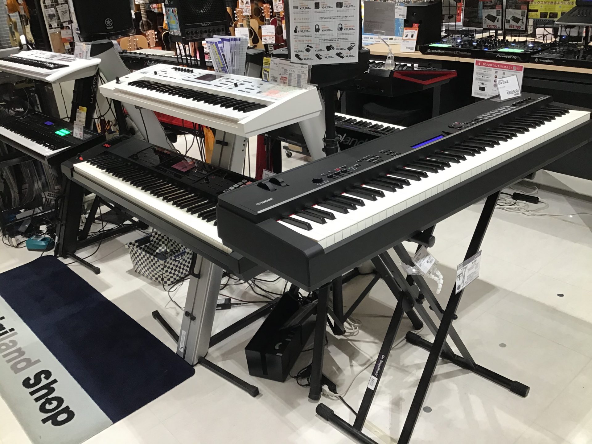 コルグ / KROSS2-61-SC ～1900以上の音色で演奏できる白シンセ～店頭展示中！