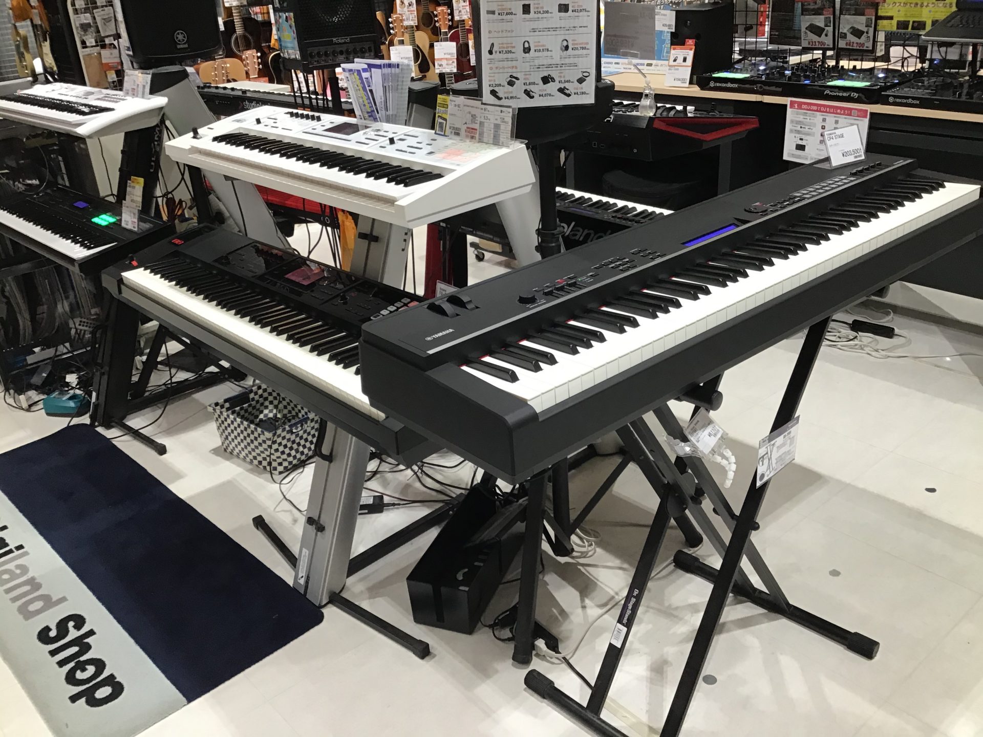 *KORG / KROSS2-61-SC **1900以上の音色で演奏できる白シンセ KORG ( コルグ ) のライブ用シンセサイザー「KROSS2」のKORG×島村楽器のコラボレーションモデル「KROSS2-61-SC」が岡山店に展示しております！！]]「KROSS2-61-SC」は、コンパクト […]