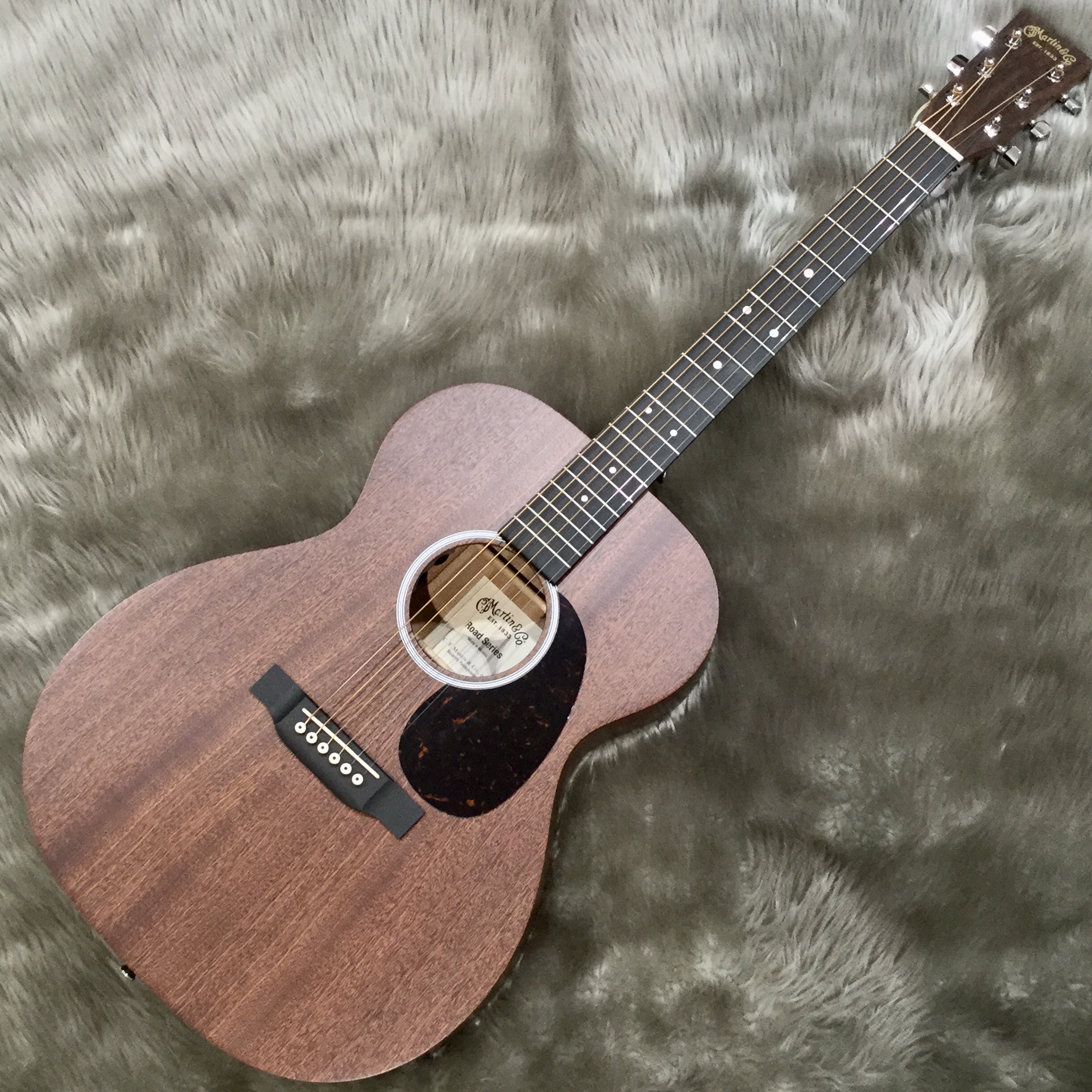 アコースティックギター】Martin(マーチン)人気モデル000-10Eが再入荷