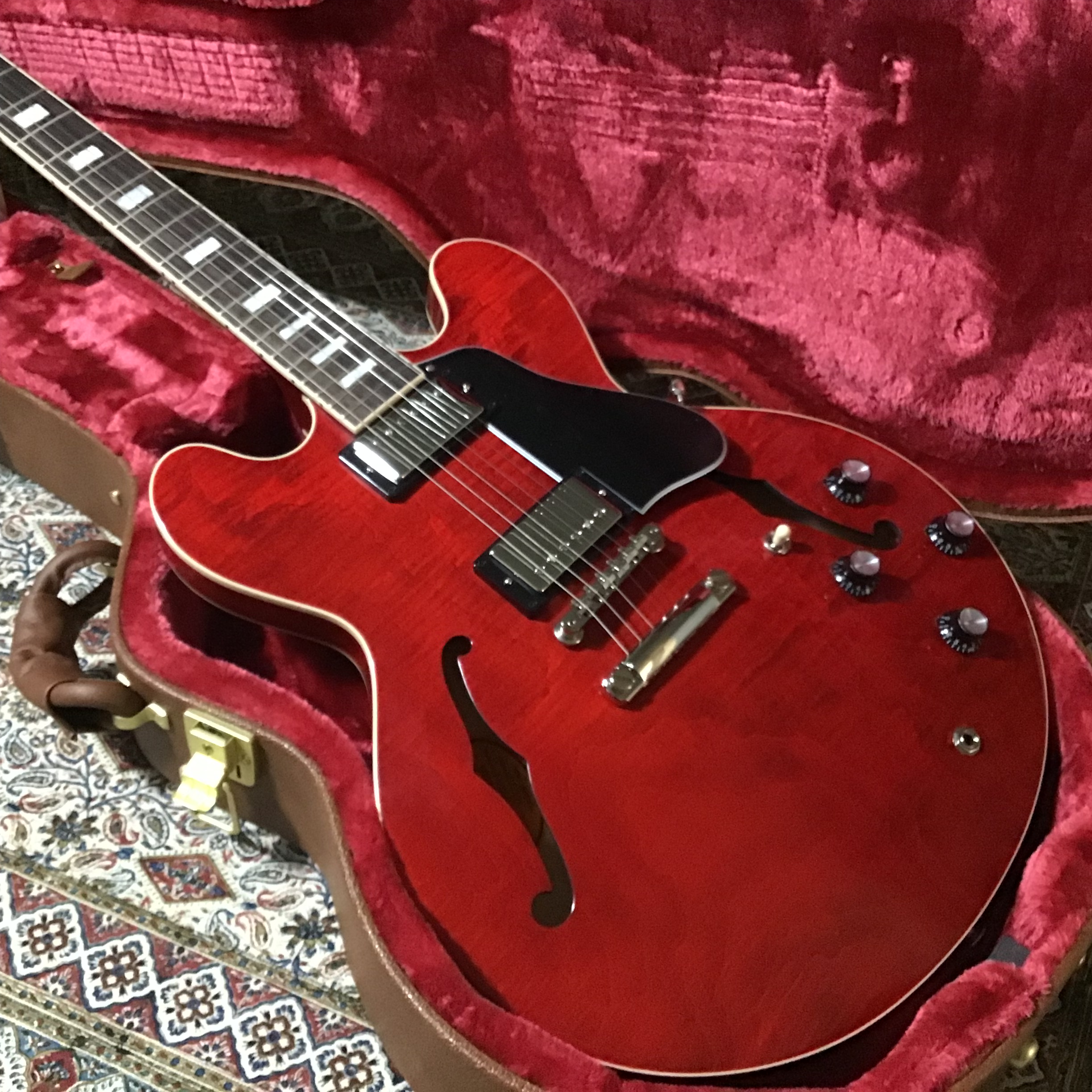 CONTENTSGibson　セミアコースティックギター　ES-335　入荷！ES-335とは、、、Gibson　セミアコースティックギター　ES-335　入荷！ ES-335とは、、、 1958年に生まれたGibsonのエレキギターです。「セミアコースティック」とは、ES-175のような箱ものギタ […]