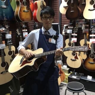 岡山店ギターアドバイザー<br />
アコースティックギター担当<br />
穐山（あきやま）<br />

