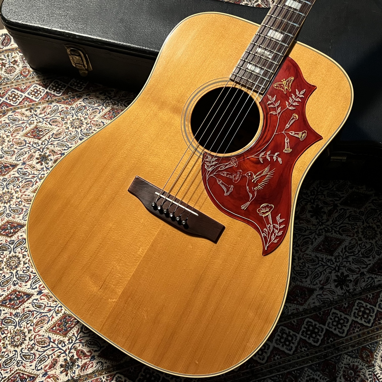 状態抜群！1974年製、貴重なカラマズー工場製のHummingbird Customが入荷！早い者勝ち！ 1974年というとナッシュビル工場移設の年、カラマズー工場製の貴重なHummingbird Customが入荷！ 状態も良く、オリジナルパーツも残っている、貴重な1本となっております。 「鳴らな […]