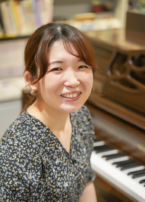 CONTENTS講師へのインタビュー講師からのコメントコース概要体験レッスン受付中です！お問合せ先講師へのインタビュー 好きな・得意な演奏ジャンルはなんですか？ クラシックを長年学んできていましたが、ポップスまでオージャンル好きです!! 講師からのコメント どなたにでも親しみやすくスタートしやすい楽 […]