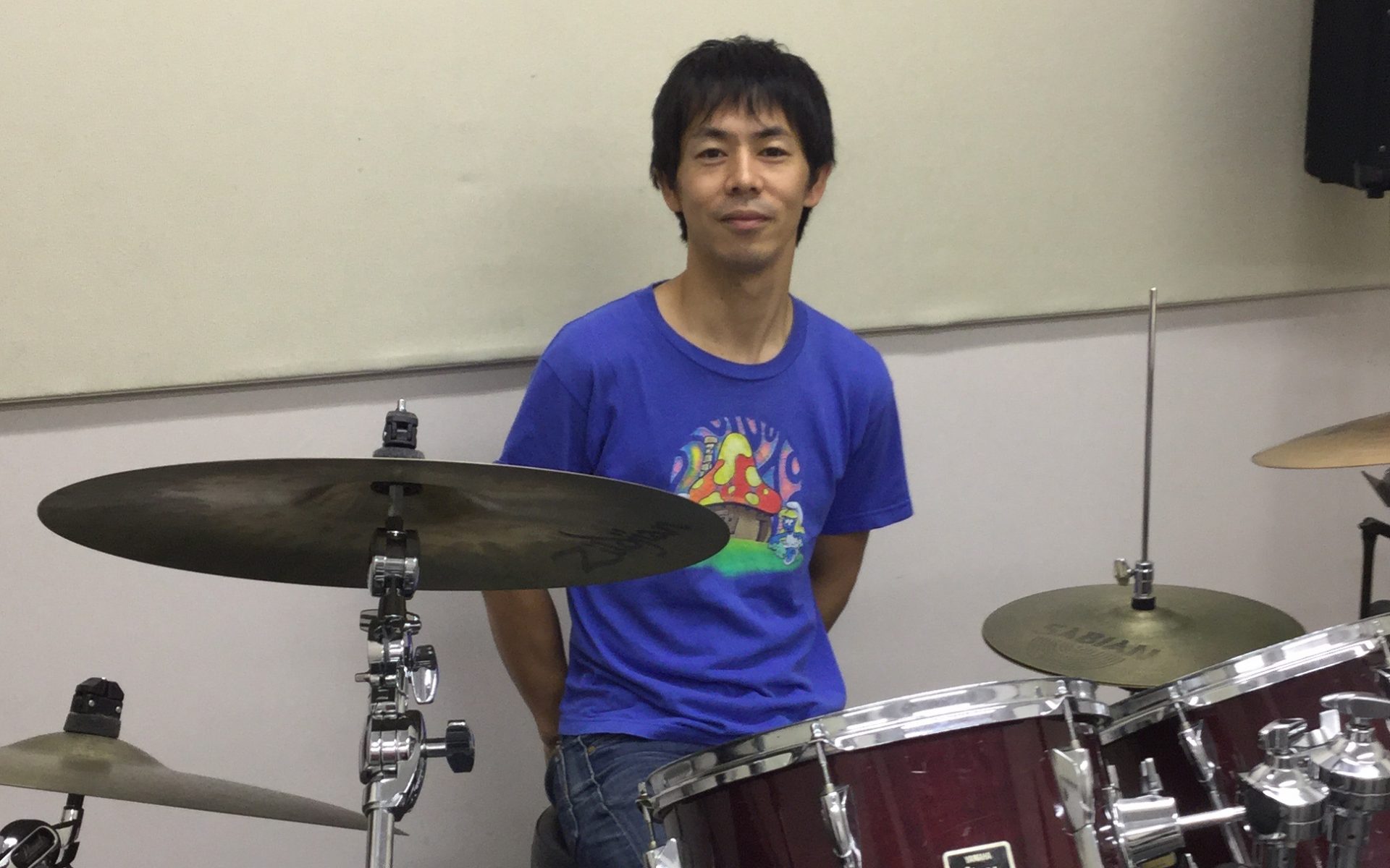 CONTENTS講師へのインタビュー講師からのコメントコース概要体験レッスン受付中です！お問合せ先講師へのインタビュー 好きな・得意な演奏ジャンルはなんですか？ 邦楽洋楽ロックやジャズが特に好きです。最近はフュージョン系にはまってよく聴いています。あと 生徒様の好きな音楽にもよく刺激を受けます。 講 […]