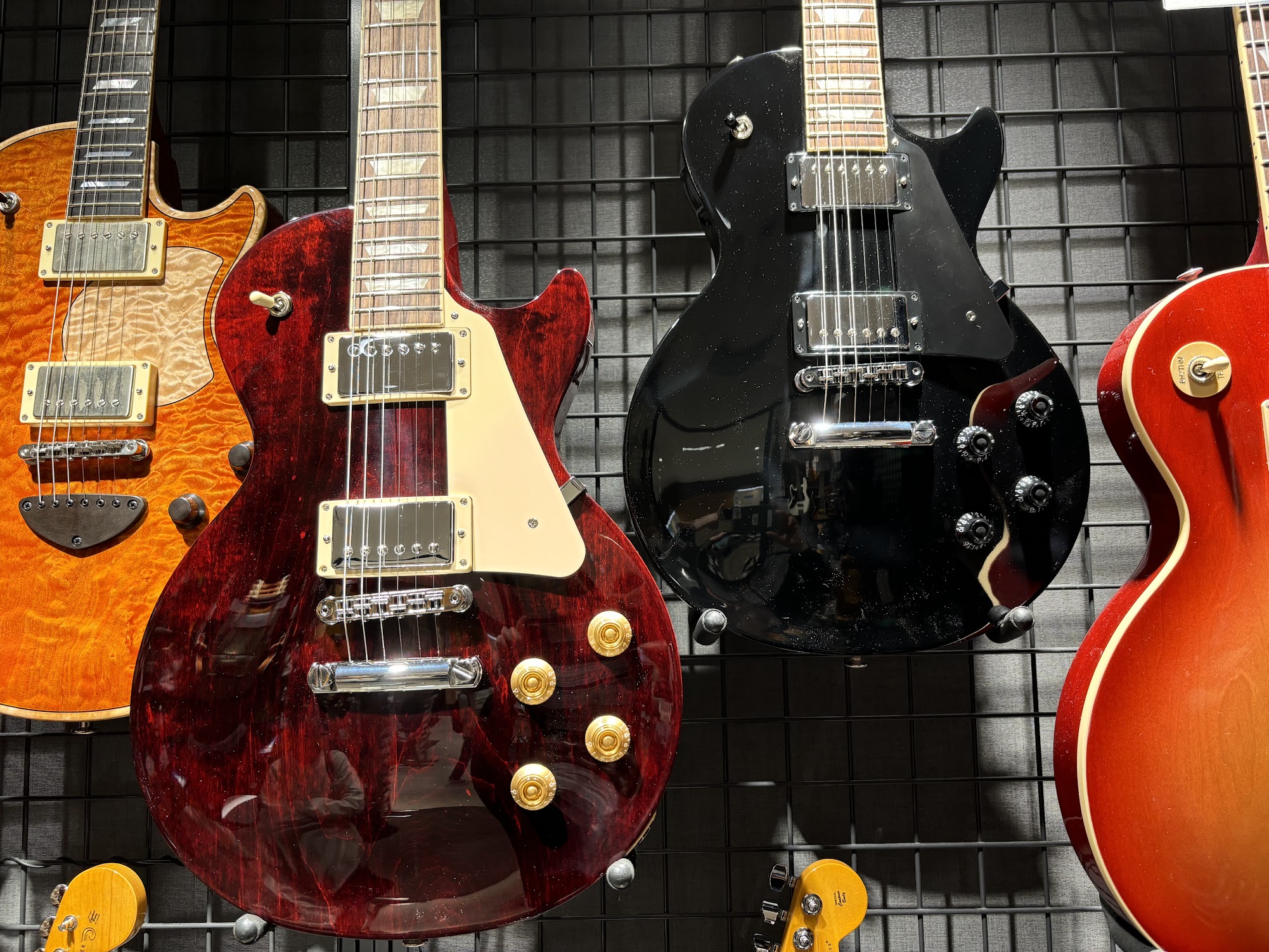 人気・品薄のGibson LP Studioが岡山店に入荷！ シンプルな見た目と本格的なスペックで今も人気の「Les Paul Studio」、いつも品薄でなかなか入荷しないのですが今回は岡山店に2色入荷いたしました！ CONTENTSLP Studioのここがオススメ！入荷モデル紹介！岡山店　上級 […]