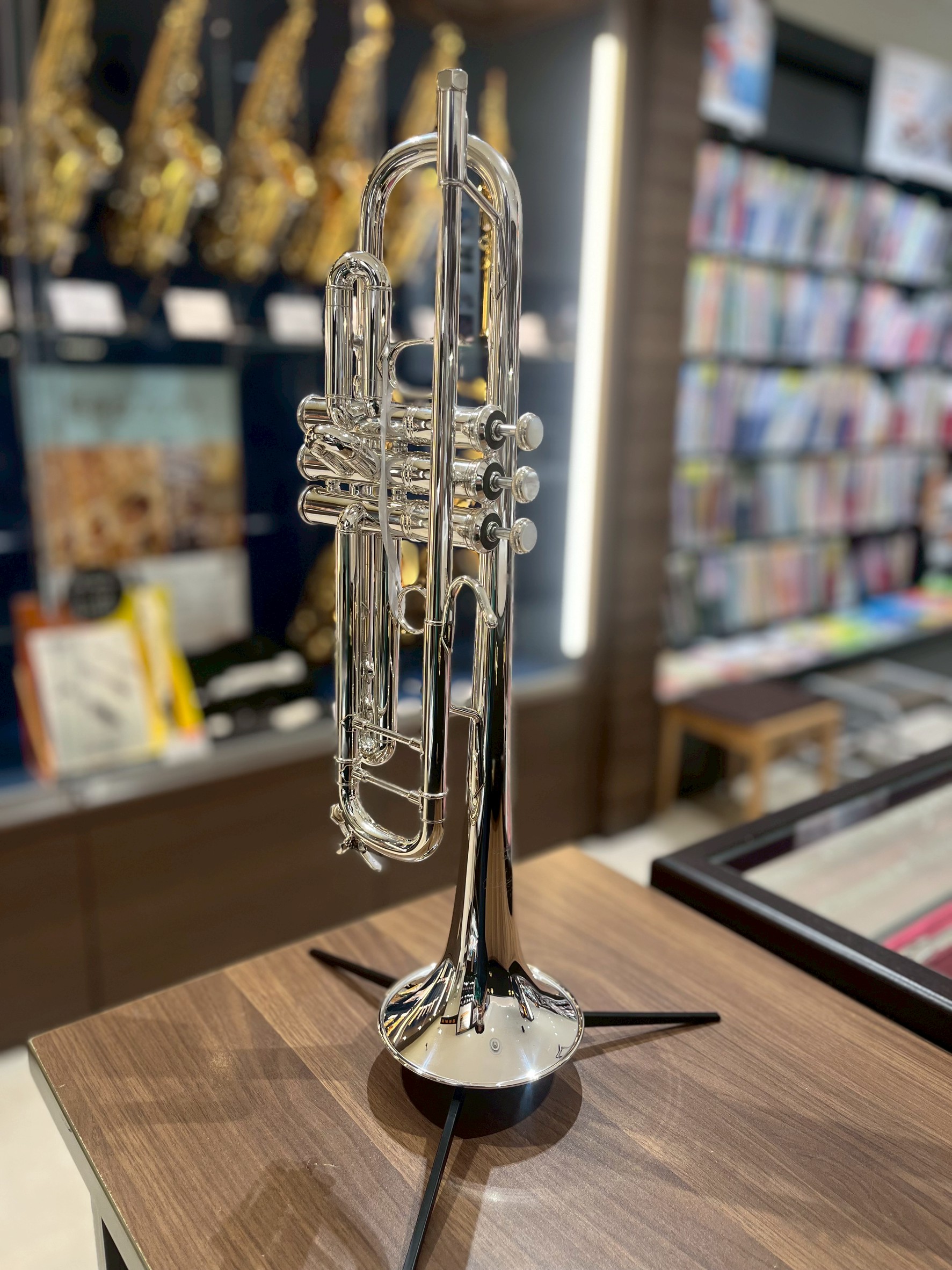 皆様こんにちは！管楽器アドバイザーの河野(かわの)です☺☺☺当店ホームページを閲覧いただきましてありがとうございます。 王道のBach社180MLが入荷しました♪お探しの方必見です！！この機会に是非お越しください。 CONTENTS商品詳細管楽器アドバイザーがご案内いたします管楽器試奏予約についてお [&hellip;]