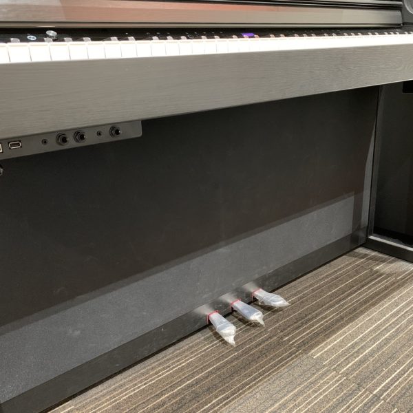 スピーカーが下にも大きいものがついてます。上からも下からも包まれるような音でよりリアルに音を体感できます。