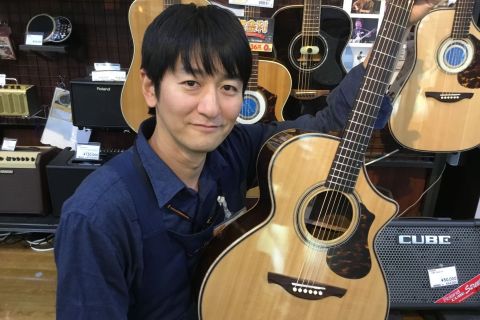 スタッフ写真 音楽教室 アコースティックギター 小川