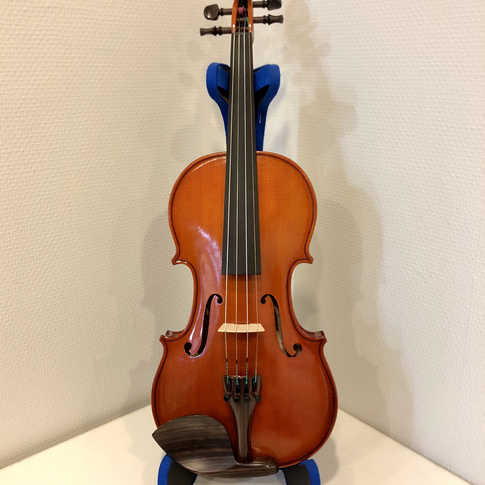 かつてsuzuki Violinの量産楽器の製作を一手に任されていた恵那楽器株式会社が、自身の木工技術と日本に一つしかない弦楽器大量生産の設備を使い、楽器卸販売の(株）タツノヤ商会と共同開発した弦楽器製品が「Ena Violin」です。]]作りや仕上げは非常に精巧なもので、一本一本が材料の質にもこだ […]