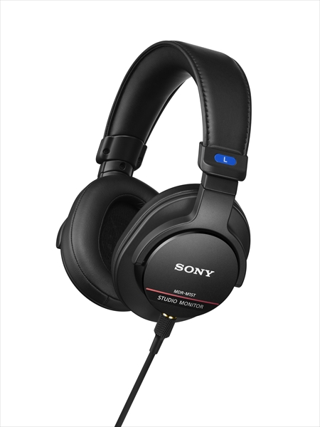 *SONYの最新モニターヘッドホン[!!「MDR-M1ST」!!]が本日発売されました！ いわずと知れた業界標準モニターヘッドホンである[!!「MDR-CD900ST」!!]ユーザーからの要望を取り入れ、満を持して発売されたのがこちらの機種です。 もうすでに当店でも購入されたお客様がおり、期待の高い […]