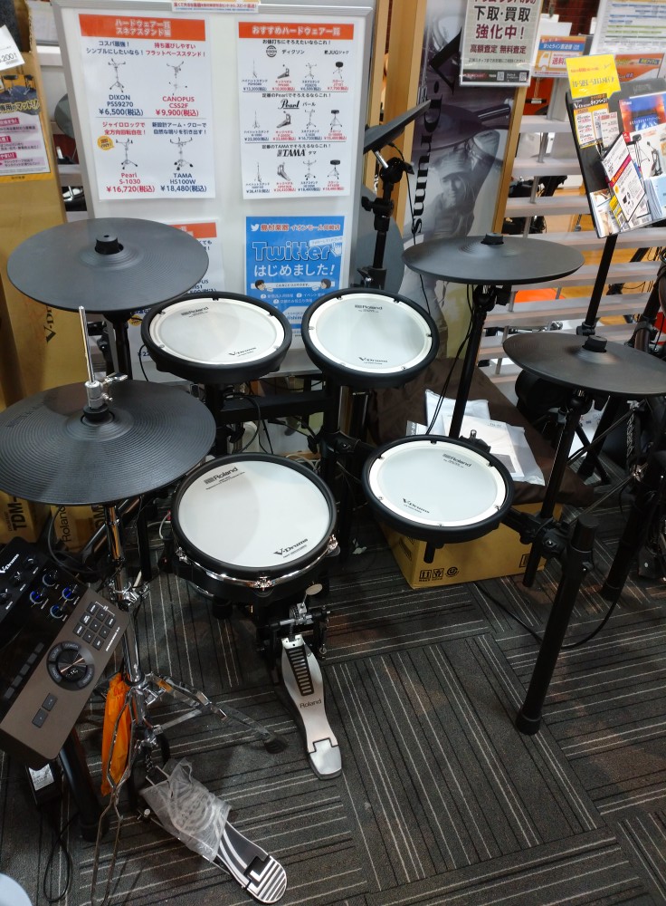 「TD-27SC-S」をドラム担当：富田が組み立ててみた！というわけで、TD-27SC-Sの組み立てをご紹介！全部で3部に分かれています！この記事では、パッドの取り付けから完成までの組み立てをご紹介します！ 早速パッドたちを取り出しましょう！！！ TD-27Kの段ボールをあけると、こんな感じになって […]