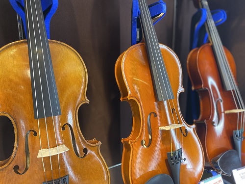 CONTENTS修理・メンテナンスのご案内バイオリン弦交換のご案内修理・メンテナンスのご案内 お客様のヴァイオリンの弦交換や弓の毛替え、修理やメンテナンス等のご相談を承っております。普段からご愛用頂いている楽器はもちろん、長期にわたり保管されていた年代物から、ご家族・ご友人から譲り受けた楽器まで、購 […]