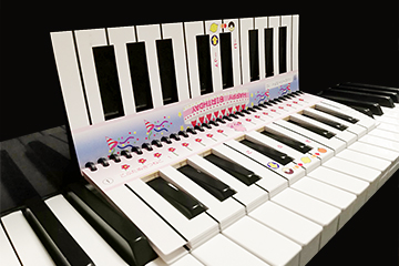 プリマ楽器ピアノにおくと「すぐひけるん」