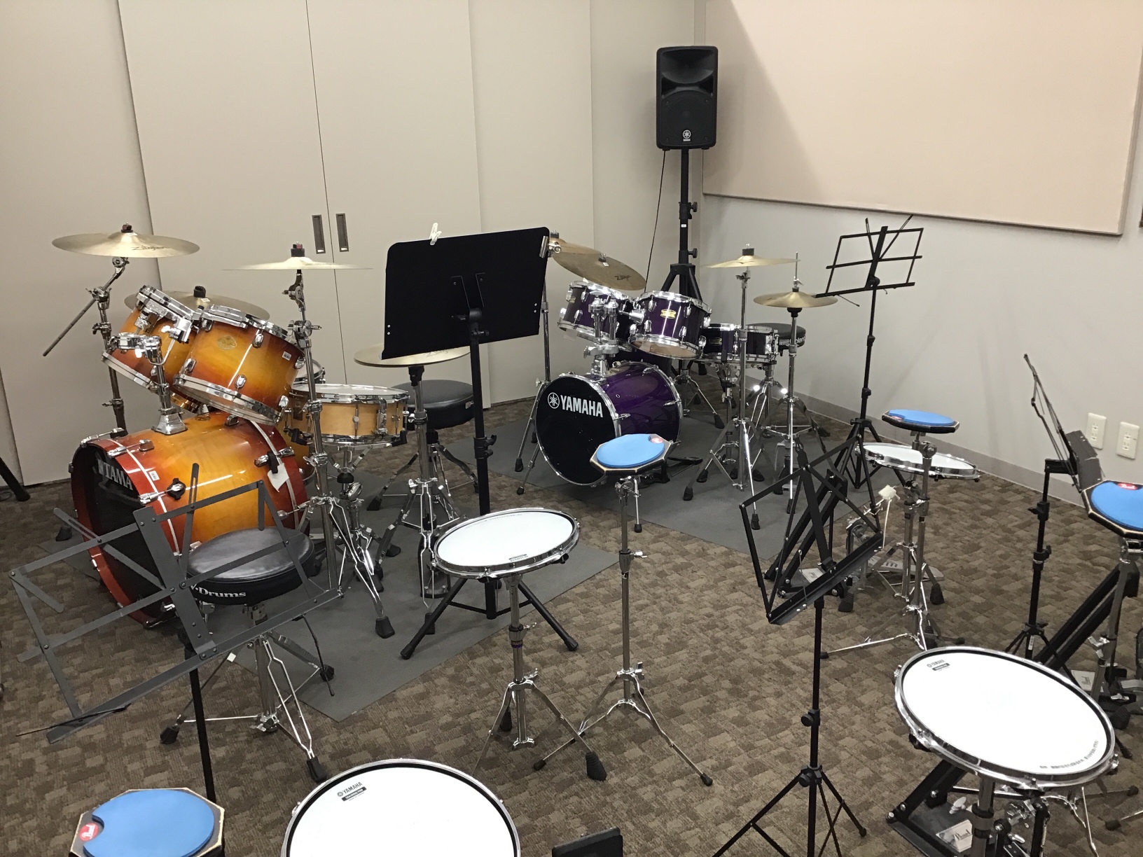 現在、沖縄で最も注目を集めているのが「ドラムコース」です！！ 当店音楽教室のドラムコースは、火曜日・水曜日・土曜日の週3日開講しており、小さなお子様からシニアの方まで、幅広い年齢層の会員様にご利用いただいています。レッスンでは、和やかな雰囲気の中にも互いに刺激し合える場面もあり、多くの生徒様がいきい […]