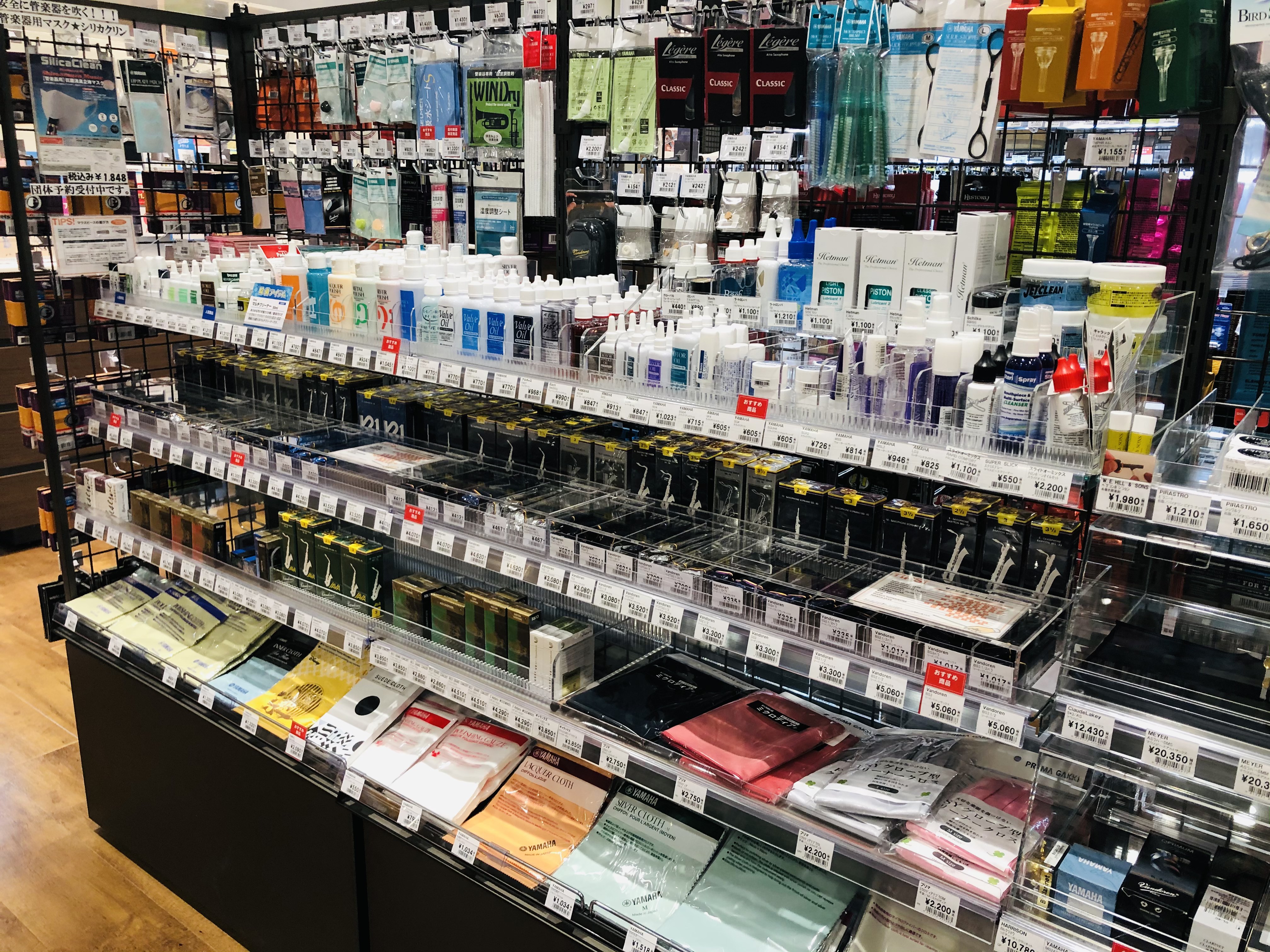 皆様こんにちは。島村楽器沖縄ライカム店の松田です。記事閲覧ありがとうございます＾＾！！ 春ということでこの時期は当店に吹奏楽部新入部員の皆様が沢山いらっしゃいます。 吹奏楽部必需品 吹奏楽部に入部をすると以下の2つは必ず必要になります。 各楽器お手入れセット 各楽器ごとに必要なお手入れセットです。  […]