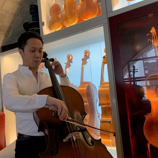 チェロも全て試奏して選びます！<br />
