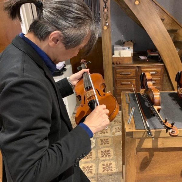 当社専属マイスターが、<br />
弦高・ネックの角度などをチェック！