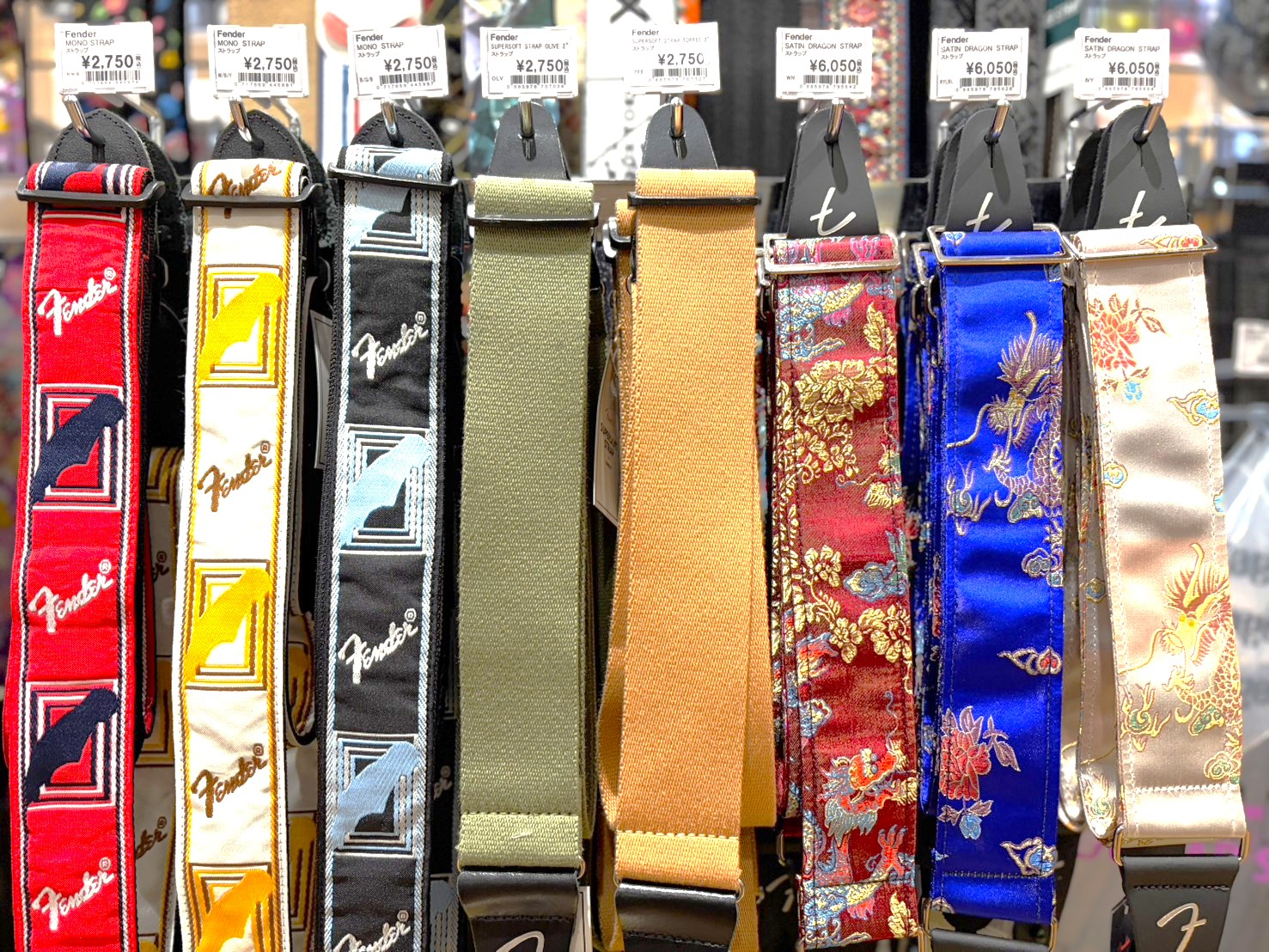 こんにちは！ギターアクセサリ担当の玉木です。 今回は、Fender社のギターストラップを中心に入荷しました！お気に入りの一本が見つかれば、演奏のモチベーションもぐっとアップしますよ😊 音楽ライフにぴったりのストラップを、ぜひ店頭でチェックしてください！ お問い合わせ