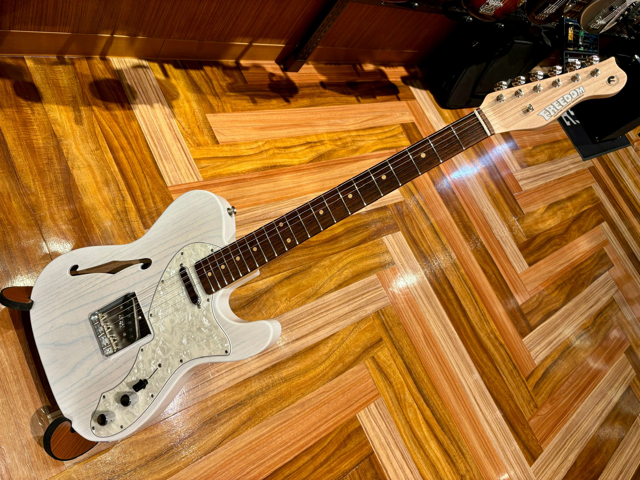 Freedom Custom Guitar ResearchSemiSolid WhiteBlond
