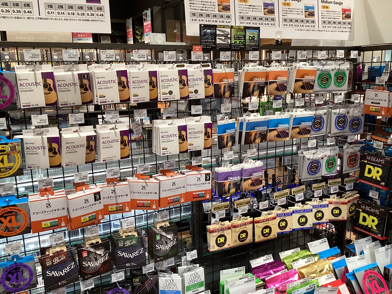CONTENTS弦の「ゲージ（太さ）」って何？ゲージ(弦の太さ)の主な種類と特徴【お悩み・スタイル別】あなたにおすすめのゲージは？弦ゲージはどこを見ればいいの？新軽音楽部の皆さまへ！　弦交換サービスの紹介弦の「ゲージ（太さ）」って何？ 楽器屋さんの弦コーナーには様々なアコースティックギター弦がずらっ [&hellip;]