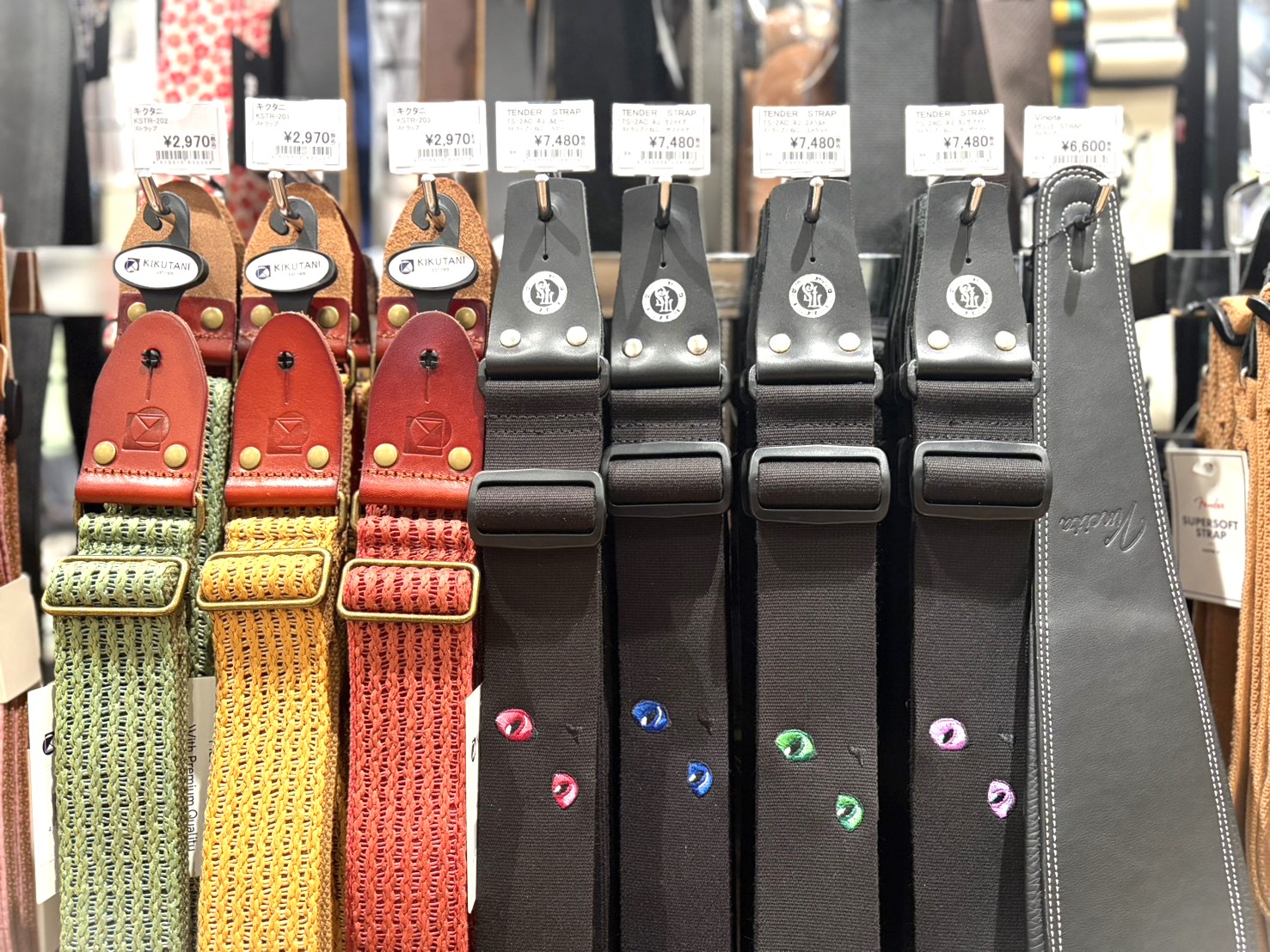 こんにちは！ギターアクセサリ担当の玉木です。 4月も中旬。新生活も少し落ち着き、心に少しゆとりが出てくるこの時期。お部屋の片付けや服の衣替えと同じように、ギターのストラップを新しくして、気分をリフレッシュしてみませんか？ 今回は、KIKUTANIのギターストラップを中心に入荷しました！お気に入りの一 [&hellip;]