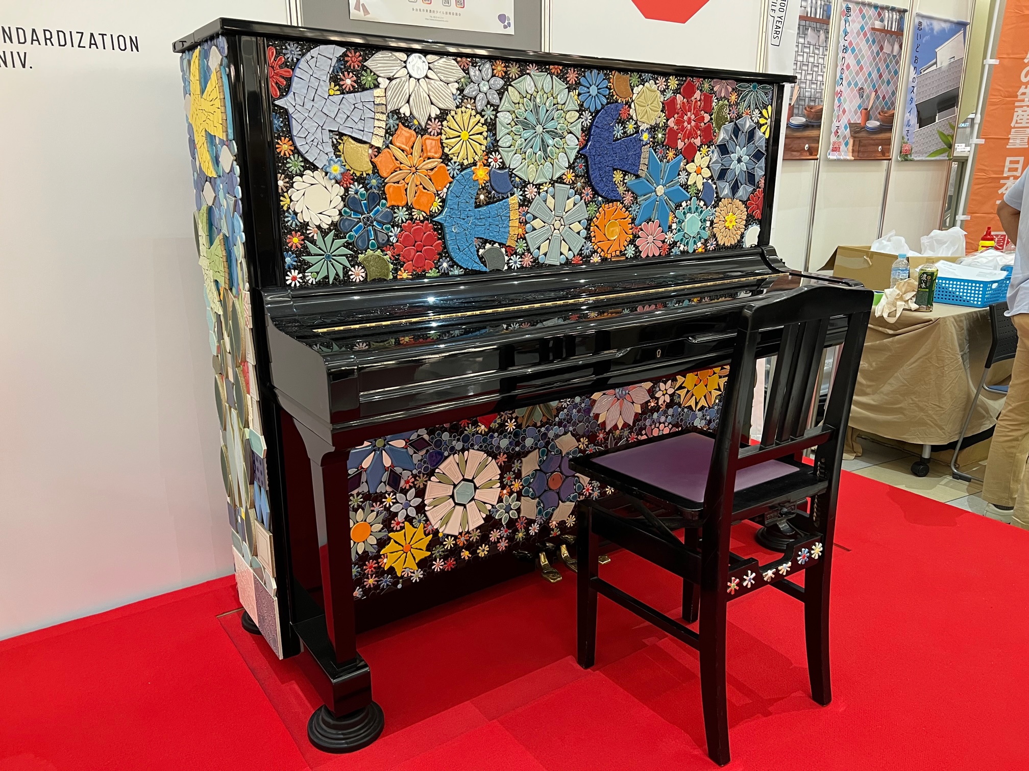 こんにちは。ピアノインストラクターの武藤です。 9/18(日)にイオンモール大高店の1Fイエローコートにお花屋や鳥など、色とりどりのモザイクタイルでデコレーションされた「タイルピアノ」が展示されました。 「タイルピアノ」とは？ 「タイル名称統一100周年」を記念して、タイルの生産量日本一の岐阜県多治 […]