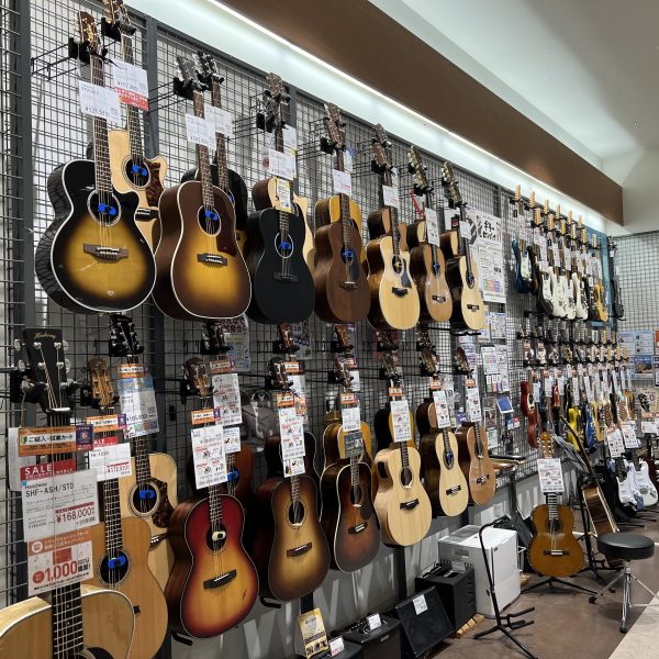 店内入り口ではアコースティックギターがお出迎え！<br />
そのお隣にクラシックギターがいますね～