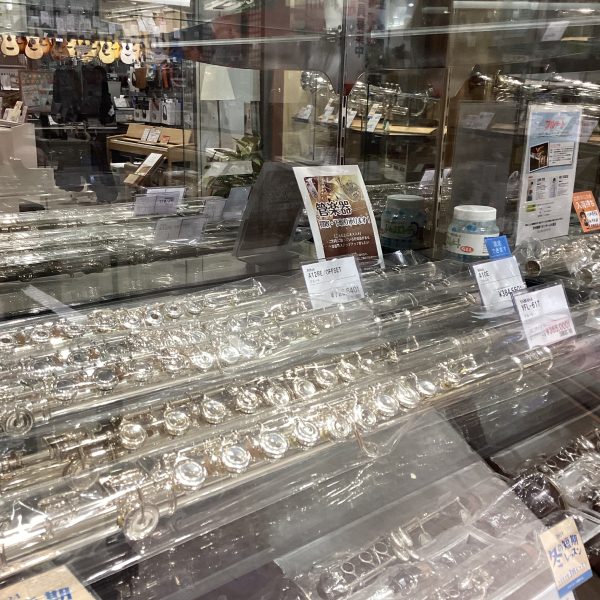 10万円以内で購入可能なフルートから、70万円を超える総銀製のフルートまで幅広く展示！