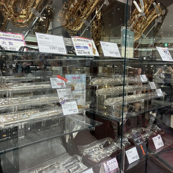 現在YAMAHA・Pearl・Altusの3メーカーを展示しております。