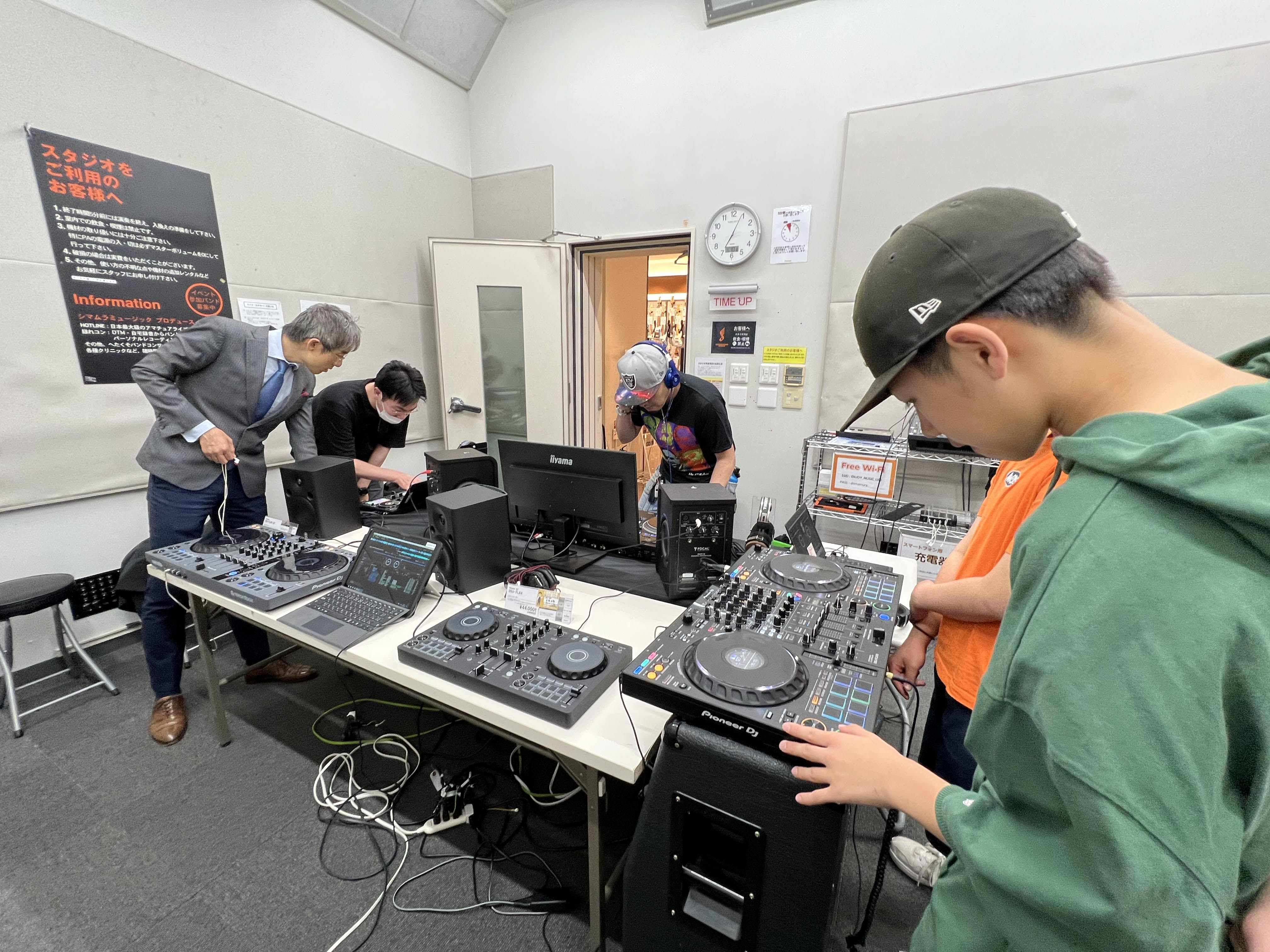 DJサークル「SPIN」5月のテーマは「色んな機材でDJしてみよう！」でした。 今回は計7名の方にご参加いただき、触れたことがないような機材を使って、新しいDJ体験をお届けしました！ 少しではありますがイベントの様子をご紹介させていただきます。 CONTENTSイベントの様子今回のサークル内で使った […]