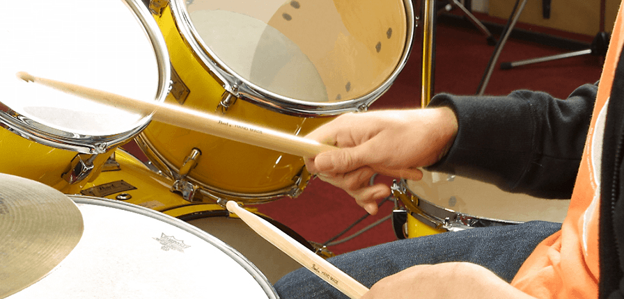 楽器の中でも珍しい、「音階が無い」ドラム！全身を使って楽曲の基礎を支える独特の楽しさがあります！また、全身を使った演奏なのでちょっとした運動としても効果的です！ CONTENTS身体全体で学ぶ「ドラム」の魅力レッスン形態は？レッスンの内容は？レッスン部屋の様子ドラム講師の紹介身体全体で学ぶ「ドラム」 […]