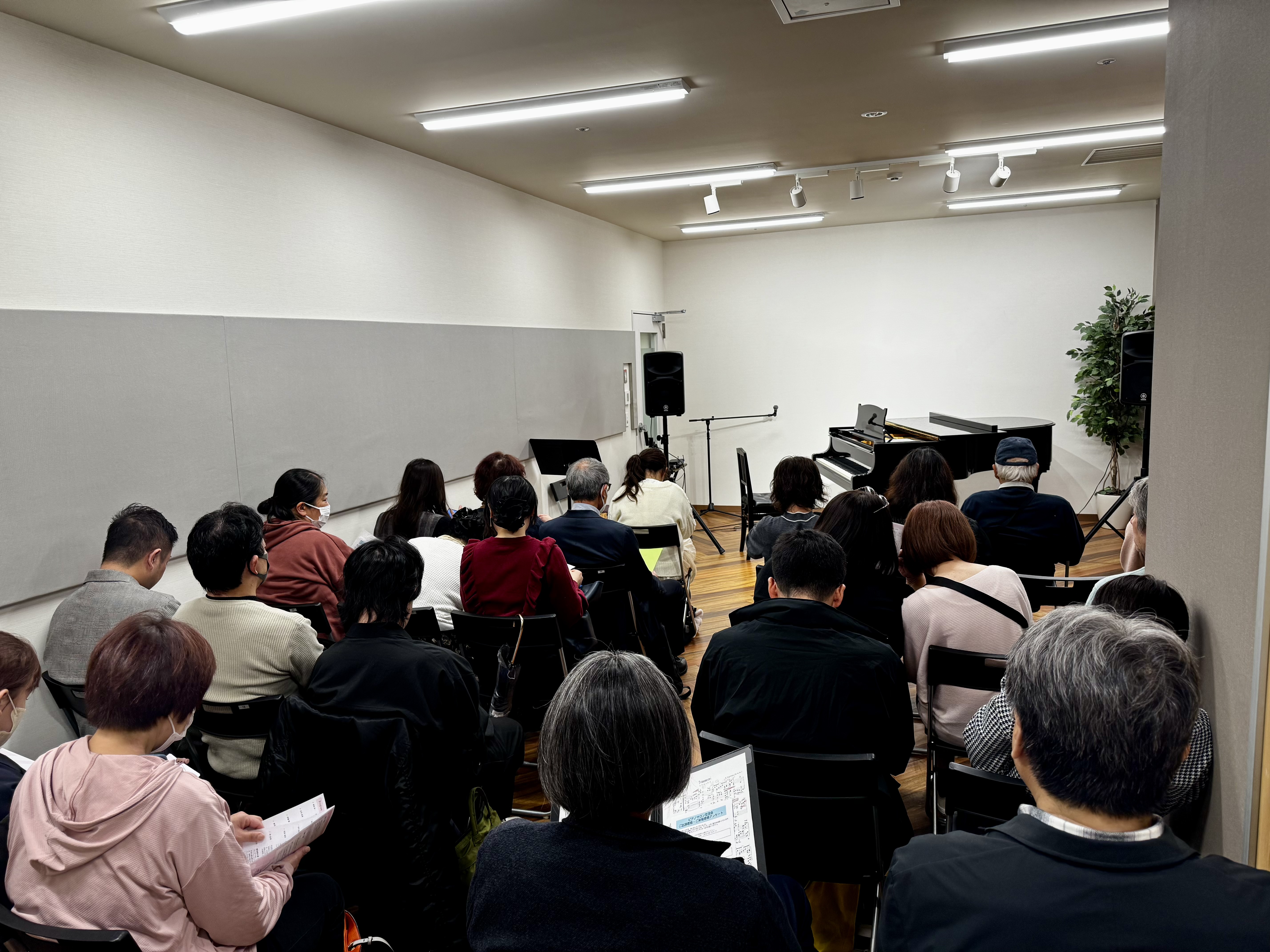 皆様、こんにちは。ピアノインストラクターの武藤です。今回は11/9(日)に開催いたしました「ピアノサロン交流会」のイベントの様子をお届けいたします。 「ピアノサロン交流会」とは、ピアノサロンにお通いいただいております会員様を対象とした交流イベントです。 10～60代の会員様22名の方にご参加いただき […]