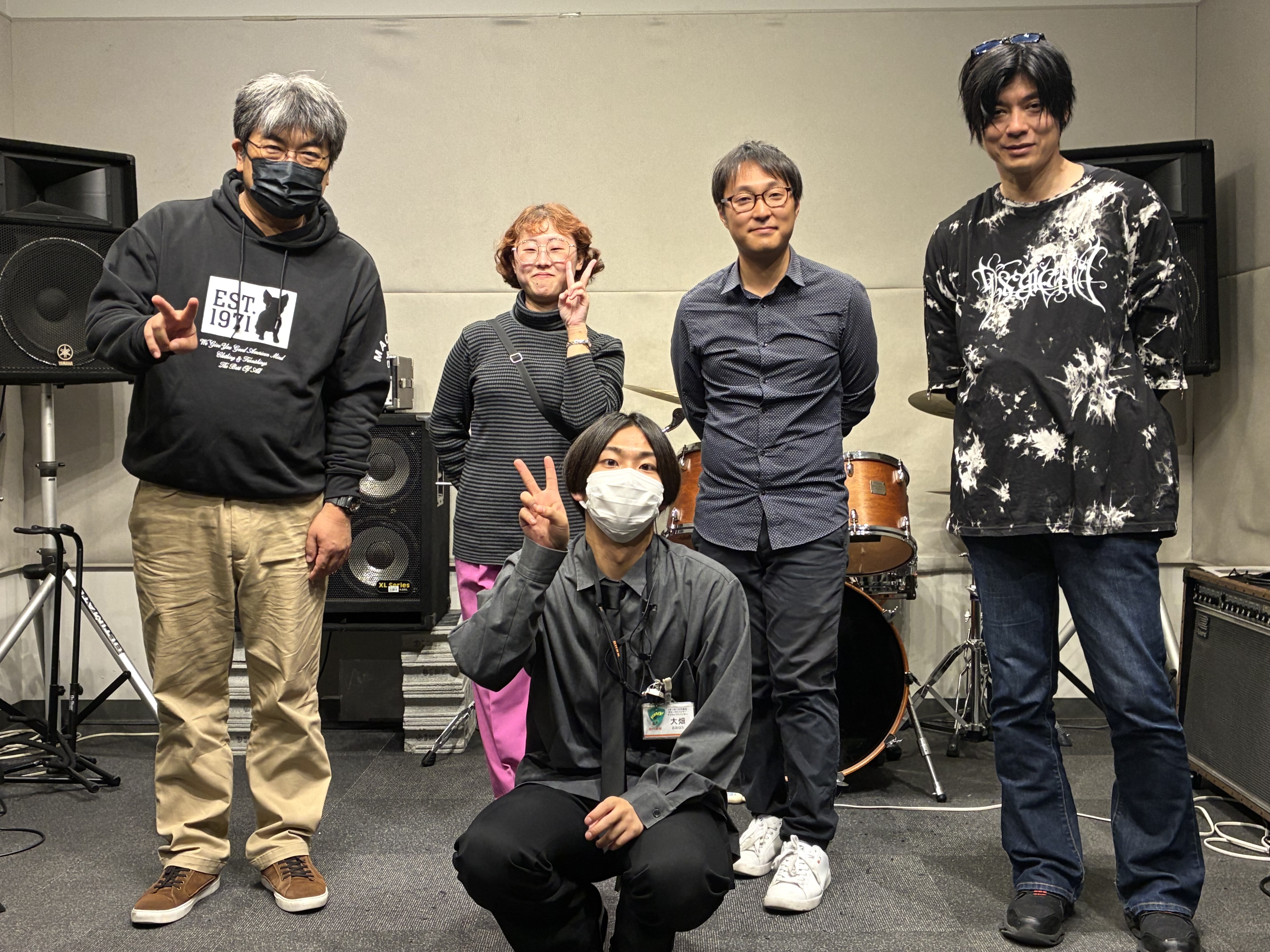 こんにちは！島村楽器大高店の大畑です！ 今回は11/29(土)に開催した「HOTLINE」の店舗ライブの様子をお届けします！ 今回は3組のアーティストさんにご出演いただきました！ それではご出演いただいたみなさんをご紹介させていただきます！ ヨッシー トップバッターは弾き語りでご参加の「ヨッシー」さ […]