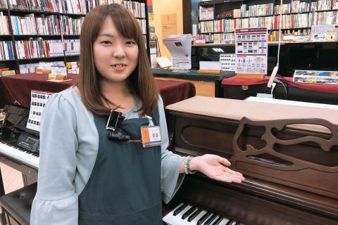スタッフ写真 ピアノ・ウクレレ・防音室 渡邉