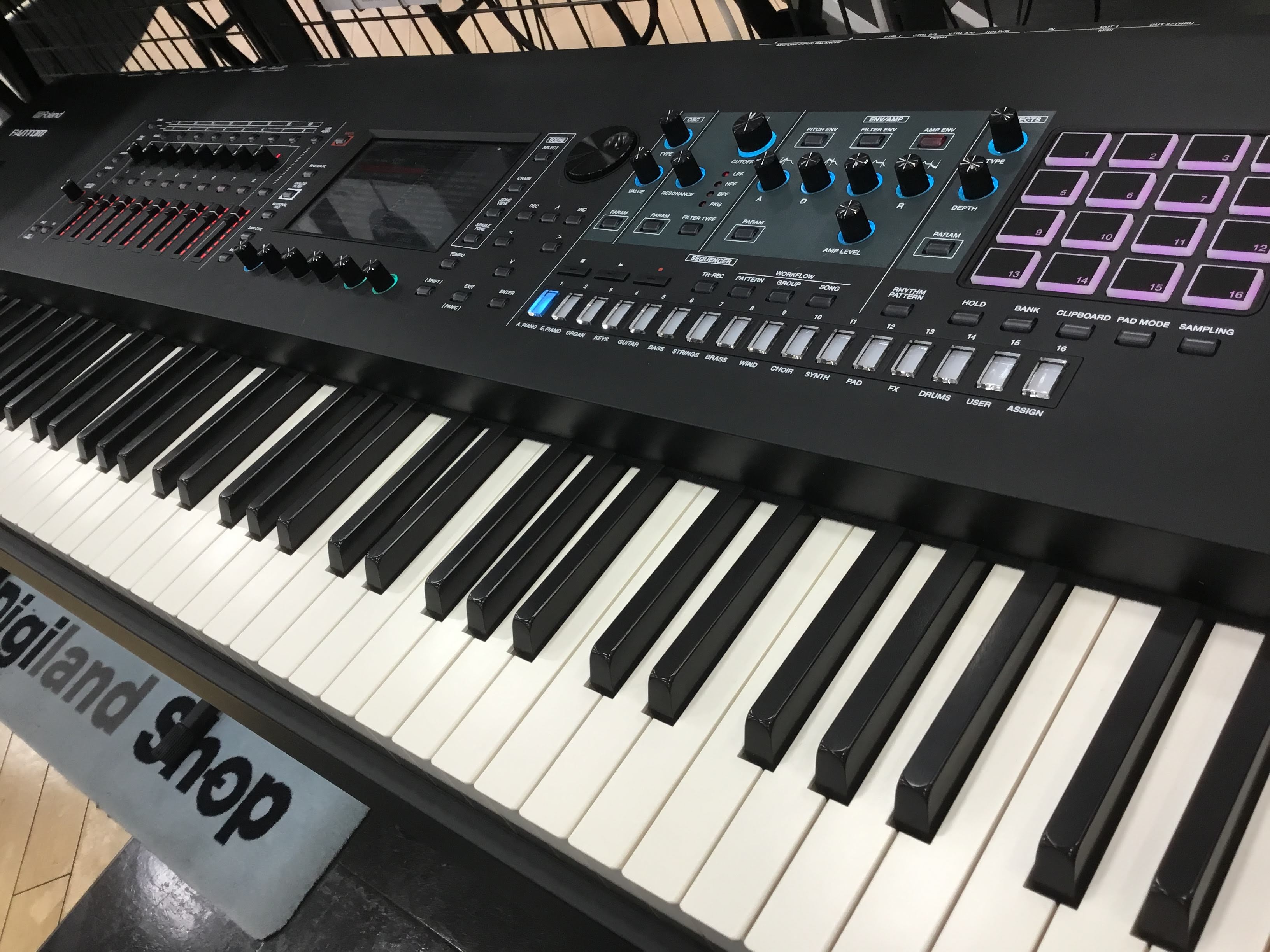 【シンセサイザー】Roland FANTOM-8期間限定展示中！