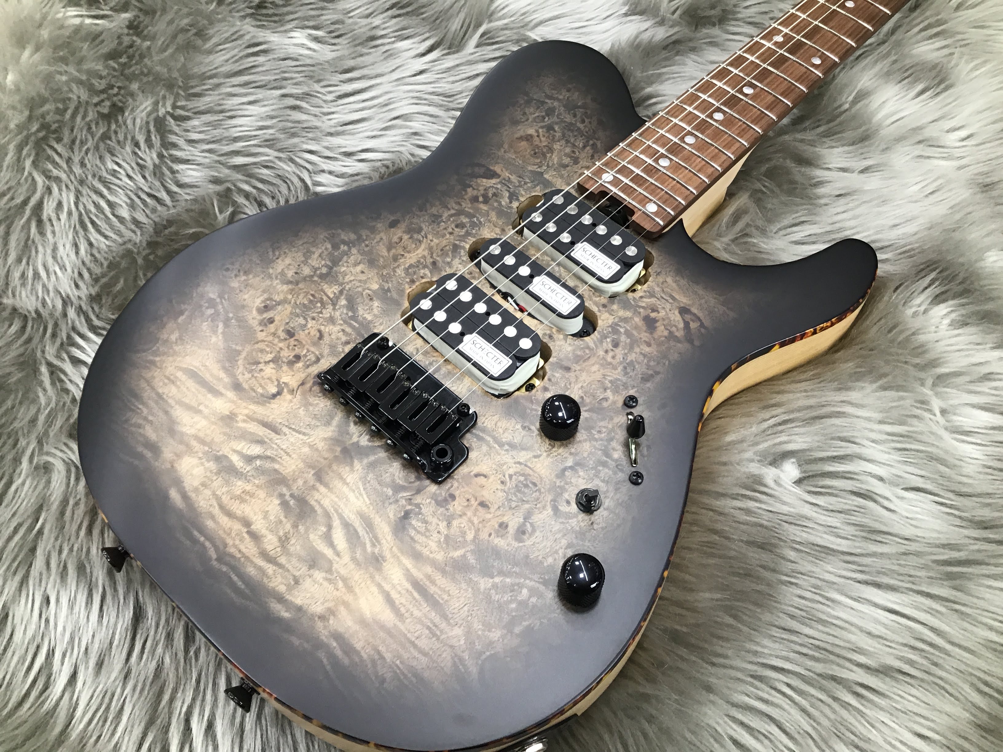 SCHECTERのSPOT生産品2本が販売中！！