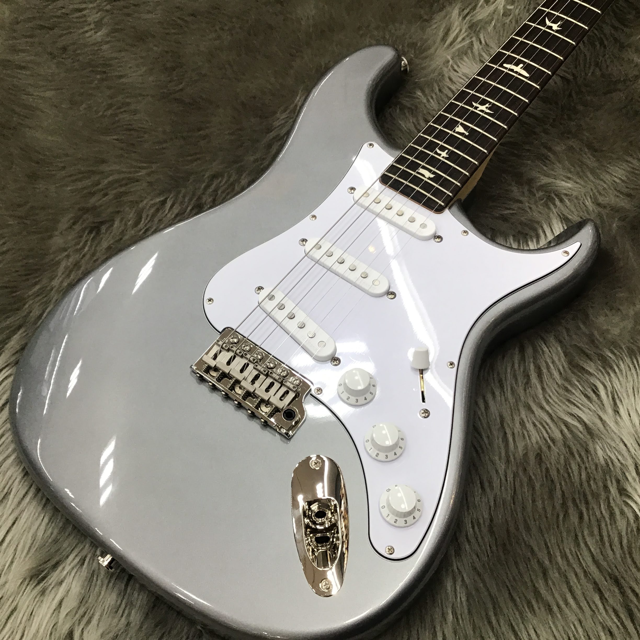 PRS John Mayerシグネチャーモデル Silver Sky入荷! みなさん、こんにちは、エレキギター担当のクルズです。 当店にPRSJohn Mayerシグネチャーモデル Silver Sky入荷しました!